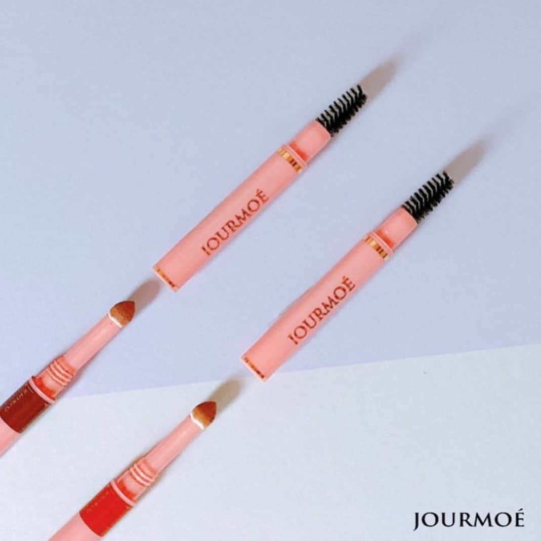 ジュールモエのインスタグラム：「JOURMOE “ EYEBROW "﻿ ﻿ ブラシで眉を整えてから﻿ 眉毛の流れに沿ってペンシルでラインを描き、﻿ 最後に眉頭からパウダーをのせていきます。﻿ ﻿ このブラシは眉毛を整えるだけでなく まつ毛を整えることもでき、マルチにご使用できます*✦ ﻿ ﻿ ﻿ ﻿ #jourmoe #ジュールモエ #ジュールモエアイブロウ#アイブロウ#3wayアイブロウ#美眉#コスメ#cosme#メイク#jourmoeeyebrow #make#美容#シースタグラム#シースタイル」