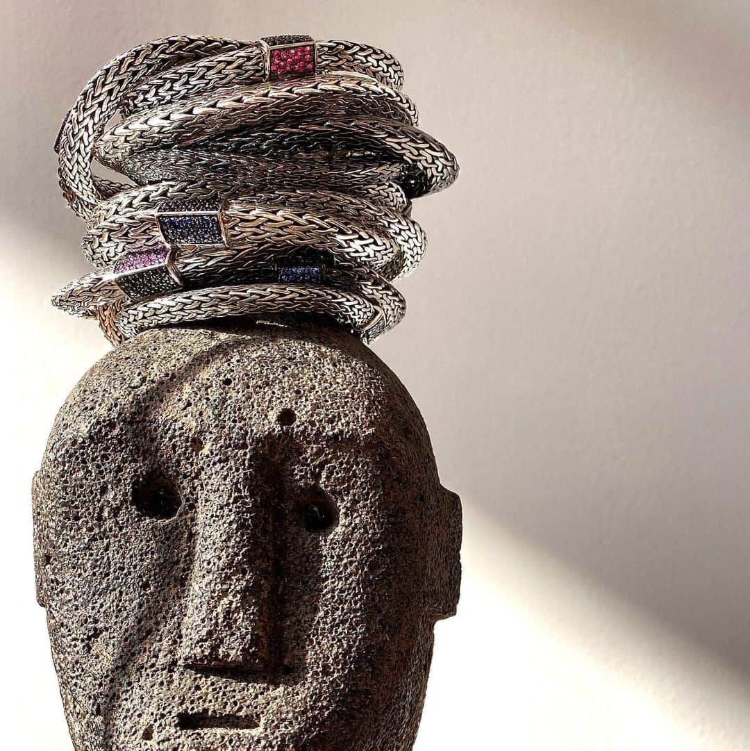 のインスタグラム：「Pyramidal clasps boast irreverent gemstone combinations. Tap to shop Tiga #ClassicChain exclusives, available only online or in a boutique near you.  #JohnHardy #HolidayGifts」