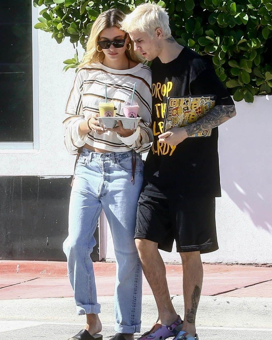 Just Jaredさんのインスタグラム写真 - (Just JaredInstagram)「@justinbieber and @haileybieber grab juice together on #Thanksgiving after sharing a tender moment at a photo shoot in Miami. #JustinBieber #HaileyBieber Photos: Backgrid / Splash News」11月29日 4時53分 - justjared