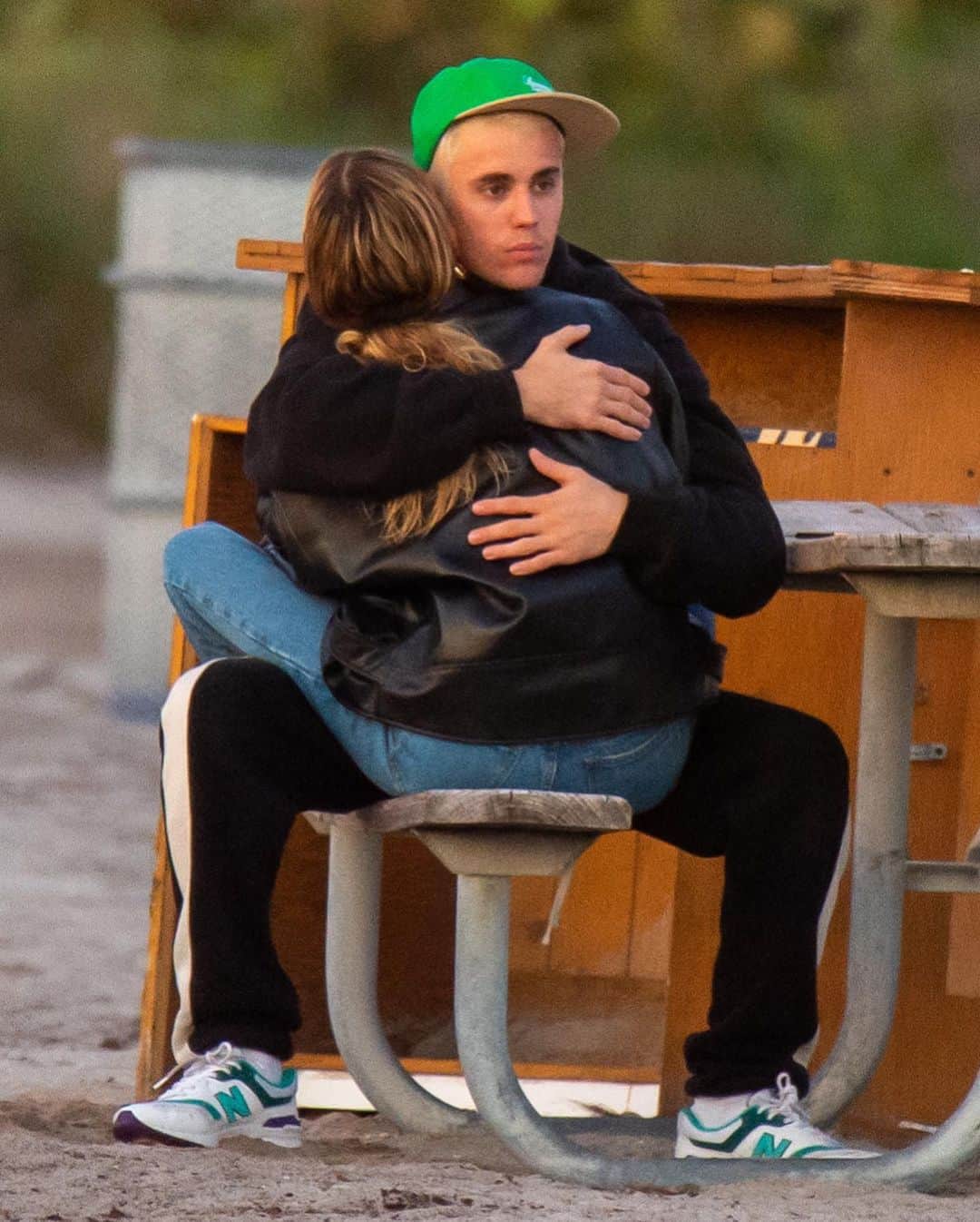 Just Jaredさんのインスタグラム写真 - (Just JaredInstagram)「@justinbieber and @haileybieber grab juice together on #Thanksgiving after sharing a tender moment at a photo shoot in Miami. #JustinBieber #HaileyBieber Photos: Backgrid / Splash News」11月29日 4時53分 - justjared