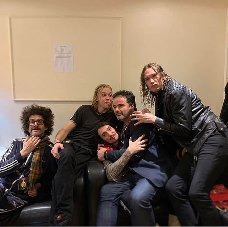 ルーファス・テイラーのインスタグラム：「Great having you on the road with us for the Irish shows @mrpatcarty forever our favourite literary superhero 🍻 #thedarkness」