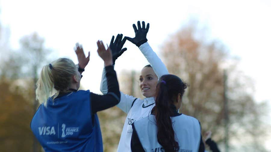 コソヴァレ・アスラニさんのインスタグラム写真 - (コソヴァレ・アスラニInstagram)「In collaboration with @visa_se  When I grew up there were no female soccer role models. No one spoke about the fact that girls have the same right to dream about becoming soccer professionals as they did about guys. I am happy that’s changing. And I am proud to be a role model myself for a new generation of young girls and inspire them to believe in themselves – both on and off the court. Thank you @visa_se for sponsoring women ́s soccer and for setting up a day where I got to meet, coach and encourage a new generation of soccer girls at my childhood club Vimmerby IF. — I samarbete med @visa_se När jag växte upp fanns det inga kvinnliga fotbollsidoler. Ingen som pratade om att tjejer har samma rätt att drömma om att bli fotbollsproffs som killar. Jag är glad över att det här är på väg att ändras. Och jag är stolt över att vara en förebild för en ny generation unga tjejer och att inspirera dem att tro på sig själva, både på och utanför planen. Tack @visa_se för att ni sponsrar damfotbollen och för att ni fixat en så fin dag där jag fick träffa, träna och peppa nya generationen fotbollstjejer i min moderklubb Vimmerby IF. #inspire #nextgeneration #teamvisa @visauk @visa_us」11月29日 3時31分 - asllani9