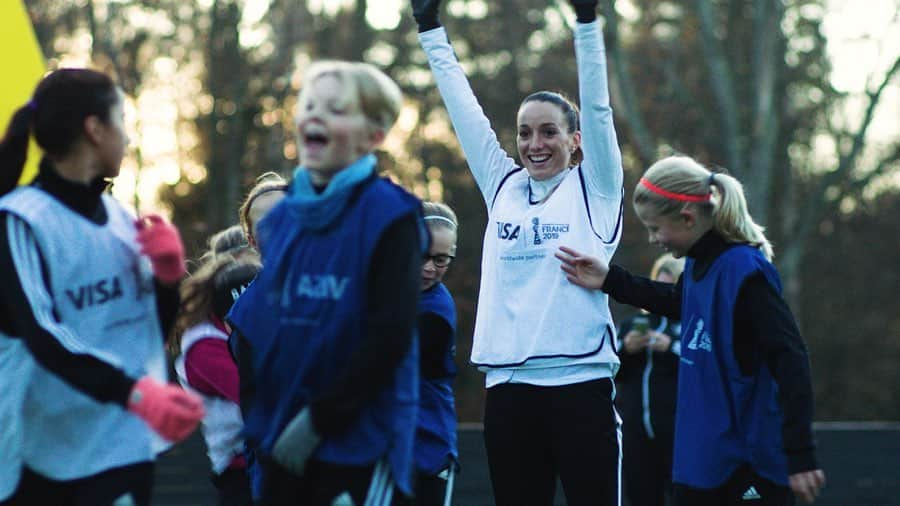 コソヴァレ・アスラニさんのインスタグラム写真 - (コソヴァレ・アスラニInstagram)「In collaboration with @visa_se  When I grew up there were no female soccer role models. No one spoke about the fact that girls have the same right to dream about becoming soccer professionals as they did about guys. I am happy that’s changing. And I am proud to be a role model myself for a new generation of young girls and inspire them to believe in themselves – both on and off the court. Thank you @visa_se for sponsoring women ́s soccer and for setting up a day where I got to meet, coach and encourage a new generation of soccer girls at my childhood club Vimmerby IF. — I samarbete med @visa_se När jag växte upp fanns det inga kvinnliga fotbollsidoler. Ingen som pratade om att tjejer har samma rätt att drömma om att bli fotbollsproffs som killar. Jag är glad över att det här är på väg att ändras. Och jag är stolt över att vara en förebild för en ny generation unga tjejer och att inspirera dem att tro på sig själva, både på och utanför planen. Tack @visa_se för att ni sponsrar damfotbollen och för att ni fixat en så fin dag där jag fick träffa, träna och peppa nya generationen fotbollstjejer i min moderklubb Vimmerby IF. #inspire #nextgeneration #teamvisa @visauk @visa_us」11月29日 3時31分 - asllani9