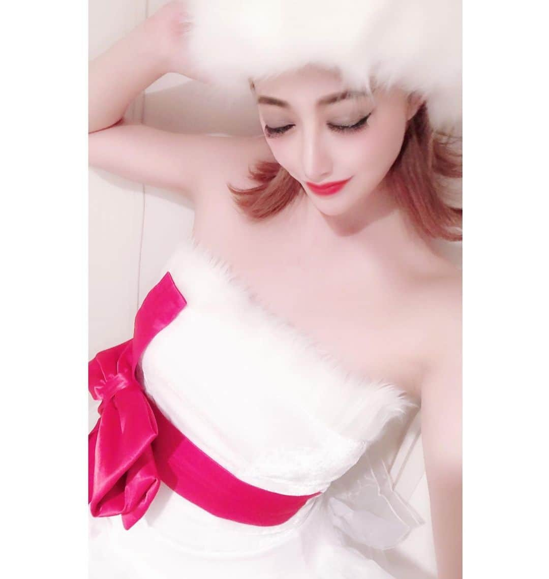 リアラさんのインスタグラム写真 - (リアラInstagram)「@_vanityme_  クリスマスはこれ着る🎄 今日の撮影でも使いました！！ もふもふ帽子可愛すぎる❤️🎁 #vanitytime#ドレス#dress#コスプレ#ハロウィン#クリスマス#サンタ#もふもふ#ふわふわ#リボン#プレゼント#クリスマスも出勤するからサンタさん待ってます#歌舞伎町#新宿#キャバクラ#キャバ嬢#きゃばきゃば#アマテラス#リアラ」11月29日 3時39分 - riaranyan