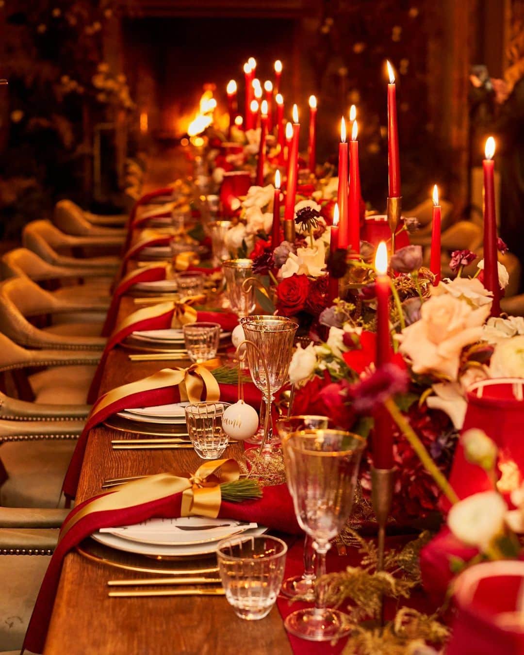 のインスタグラム：「Happy Thanksgiving to all of our stylish followers! We hope you're celebrating with a table setting as extravagant as this one! 🦃🍂 #THEOUTNET  Shop all your favorite #holiday looks, just visit #linkinbio 👆」