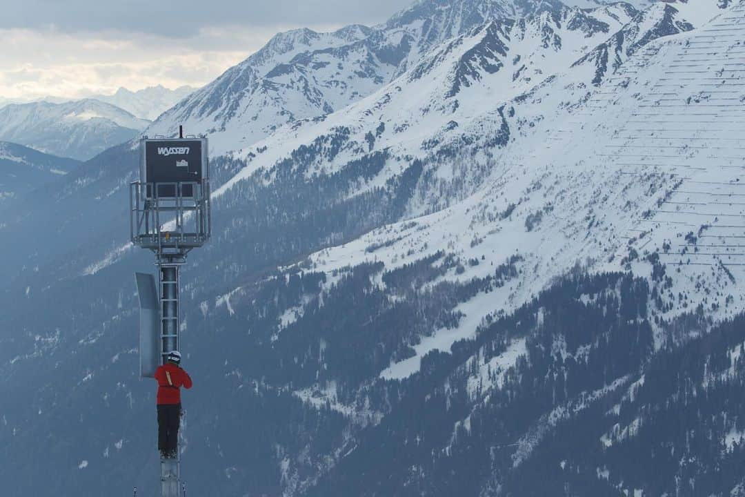 アークテリクスさんのインスタグラム写真 - (アークテリクスInstagram)「How does a ski town high in the Alps keep their snow under control to avoid potential risks? “A little bit of everything.” Head to the link in our bio to read how Ferdinand Alber, St. Anton's Head of the Avalanche Commission, tackles the area's dangerous conditions to keep the town safe and connected. 📷: @jacobslot #EvolutionByDesign」11月29日 3時55分 - arcteryx