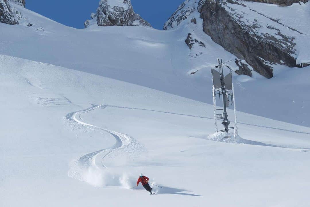 アークテリクスさんのインスタグラム写真 - (アークテリクスInstagram)「How does a ski town high in the Alps keep their snow under control to avoid potential risks? “A little bit of everything.” Head to the link in our bio to read how Ferdinand Alber, St. Anton's Head of the Avalanche Commission, tackles the area's dangerous conditions to keep the town safe and connected. 📷: @jacobslot #EvolutionByDesign」11月29日 3時55分 - arcteryx