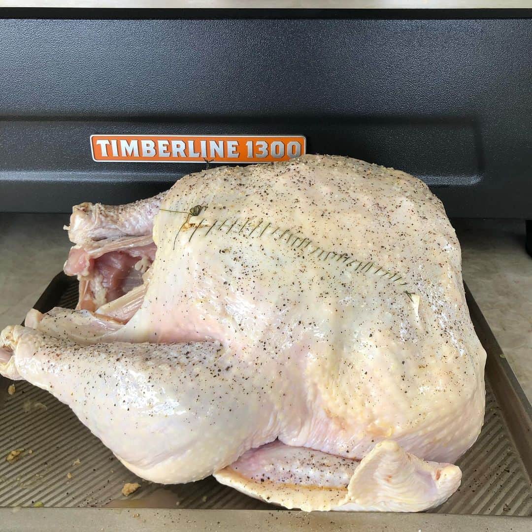 ケアリー・ハートさんのインスタグラム写真 - (ケアリー・ハートInstagram)「Franklin-turkey is headed in the @traegergrills !!! Had to use my stitches skills to sow up the slice in the skin from the butcher. Did a 24 hour brine, made a butter w/ seasoning and packed it under the skin, and now she is ready to smoke 🤟🏻」11月29日 3時52分 - hartluck