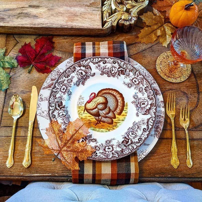 のインスタグラム：「Happy Thanksgiving, from our home to yours 🦃 We will be closed today to celebrate with friends and family, but our stores will open at 7AM tomorrow morning for Black Friday🛍 (📸: @lizzlefoshizzle1」