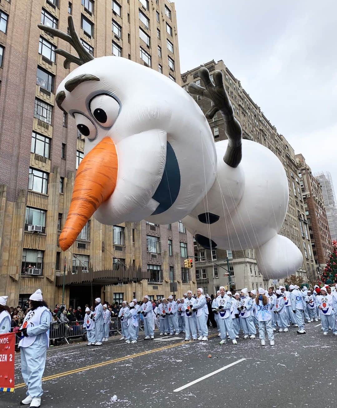 Disneyさんのインスタグラム写真 - (DisneyInstagram)「The sky is awake with the sight of a happy snowman in the Macy’s Thanksgiving Day Parade! ⛄️ See Olaf in #Frozen2, now playing in theaters.」11月29日 4時00分 - disney