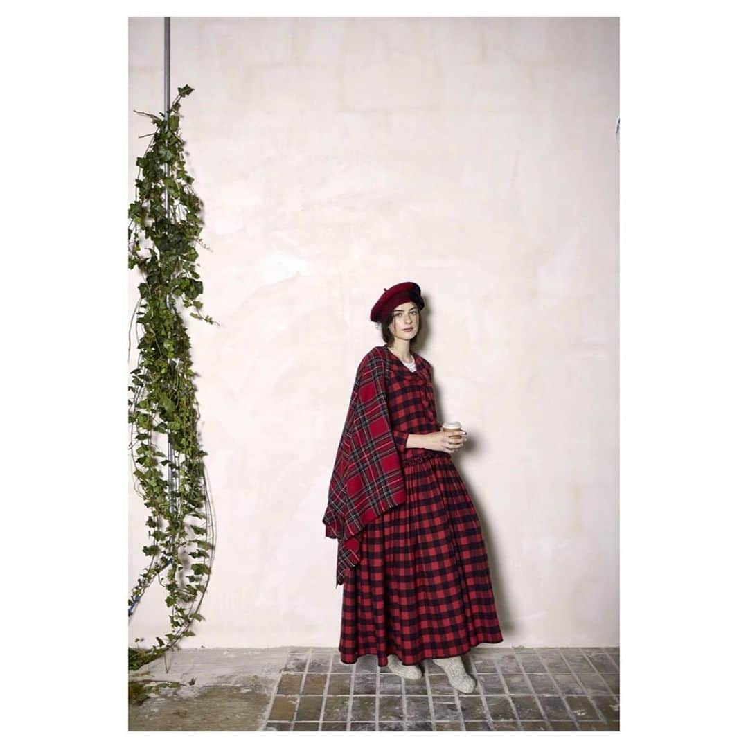 キャベジズ&ローゼズさんのインスタグラム写真 - (キャベジズ&ローゼズInstagram)「Make the everyday a bit more extraordinary. The Budapest Dress is created from cosy red and black chequered cotton and features a removable shawl that can be worn loosely or tied. Shop cabbagesandroses.com to see all of our delicious new arrivals #newnewnew #chequereddress #partyweardresses #winterstyles #cosylook #circularfashion #madeinlondon #hyggeforallseasons #cabbagesandroses #cabbagesandrosesfashion @christina_strutt @cabbagesandroses_shop 👆Link In Bio👆」11月29日 4時00分 - cabbages_and_roses