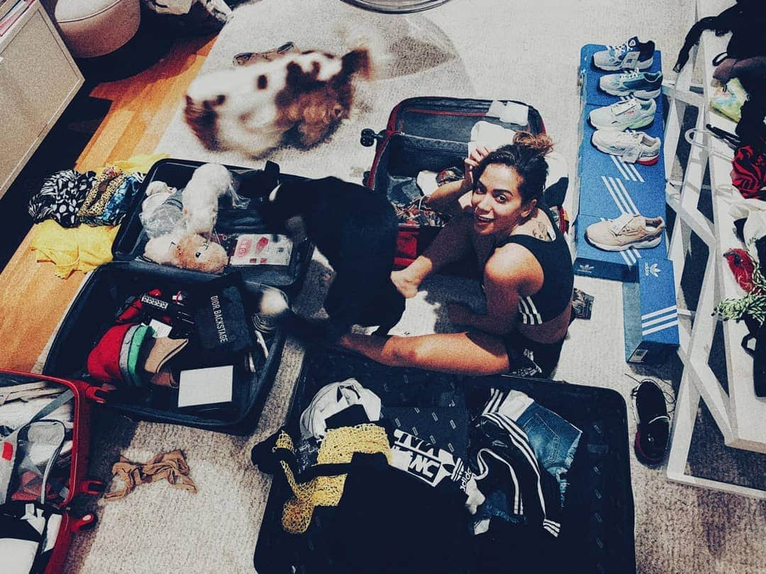 euanittaさんのインスタグラム写真 - (euanittaInstagram)「Fazendo a mala para minha próxima viagem com a @MaxMilhas, e com eles 🐶 sempre juntos! Preparem-se, tá vindo aí a maior Black Friday de passagem aéreas do Brasil! #MaxFriday #ad」11月29日 4時01分 - anitta