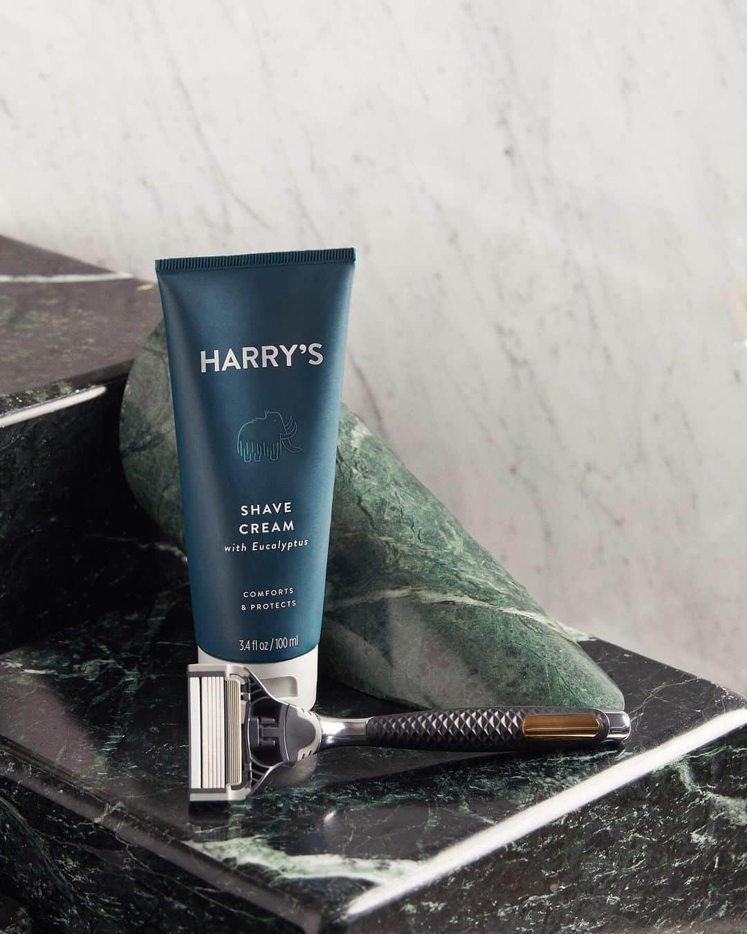 ウォントのインスタグラム：「Our @harrys collaborative shaving kit sports a subtle sophistication—making it the ideal gift for him. Shop it now in our Holiday Gift Guide, link in bio. #wantlesessentiels #harrys #shavingkit #groomingkit #holidaygifts #gifts #giftideas」