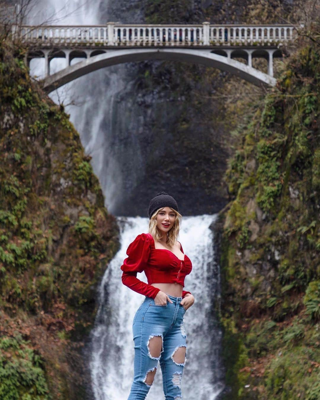 サラ・ジーン・アンダーウッドさんのインスタグラム写真 - (サラ・ジーン・アンダーウッドInstagram)「Don’t go chasing waterfalls, but if you do, do it in style 👌🏼@fashionnova (ad) . Top called “love runs deep blouse” Jeans called “catty distressed skinny jeans” . #novababe #fallfashion #sweaterweather #oregon #portlandoregon #portland」11月29日 4時21分 - saraunderwood