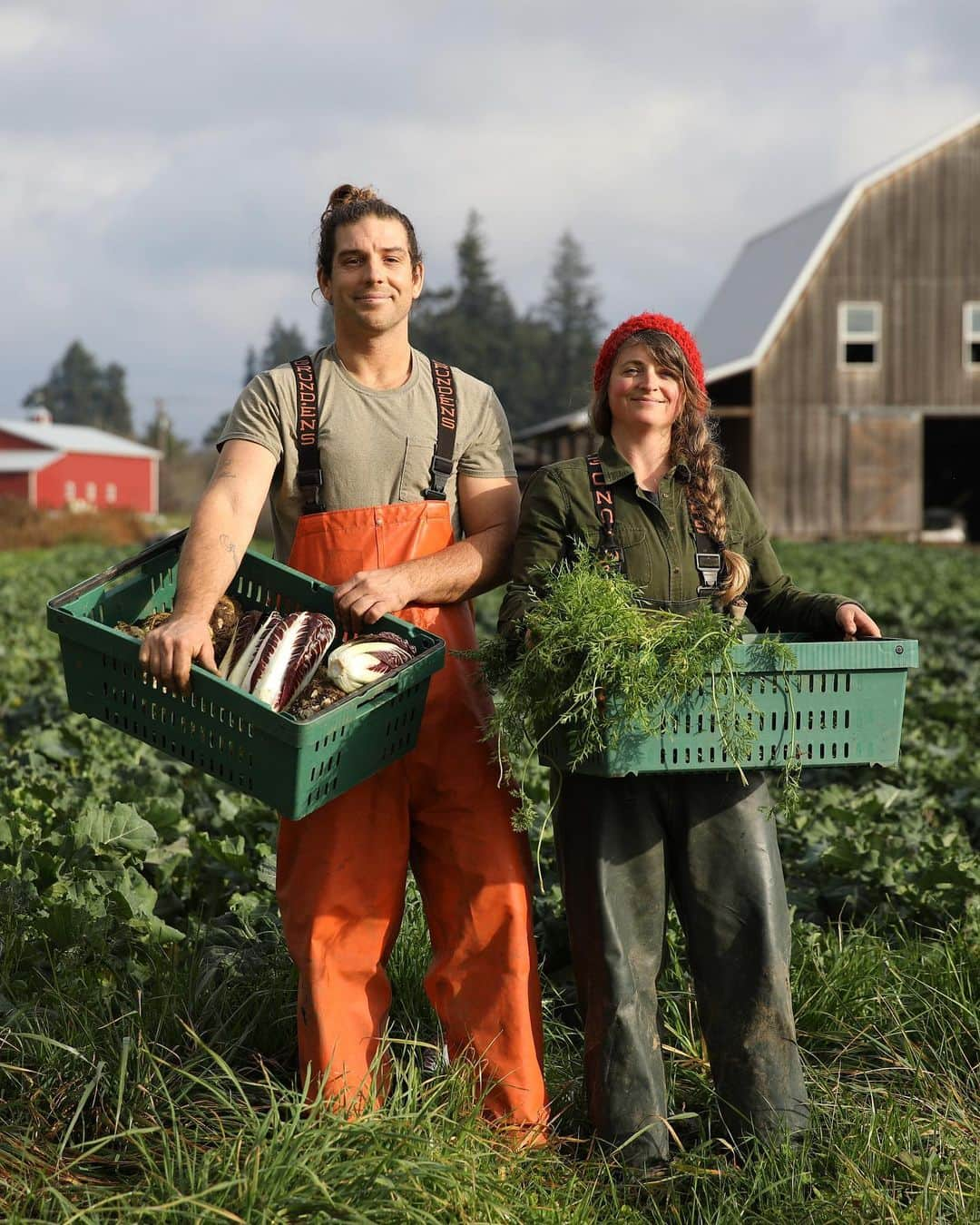 Instagramさんのインスタグラム写真 - (InstagramInstagram)「Brian and Jess Powers are the owners, operators and stewards of the soil at 40-acre @workinghandsfarm in Hillsboro, Oregon. “Providing our community with food that they can share with their loved ones in their kitchens, creating experiences and memories around food, that’s probably one of the most important reasons we do it,” says Jess. ⁣ 🥬🌽🍠⁣ ⁣ This #Thanksgiving, Brian and Jess are taking a well-deserved break to host a large potluck #friendsgiving feast. “For us, having friends and family be able to sit back and enjoy the victories of the season feels really good,” says Brian. ⁣ ⁣ On today’s story, we’re on the farm with Brian and Jess to follow the journey of one of the farm’s veggies 🥕 from the field to the 🍽.」11月29日 4時33分 - instagram