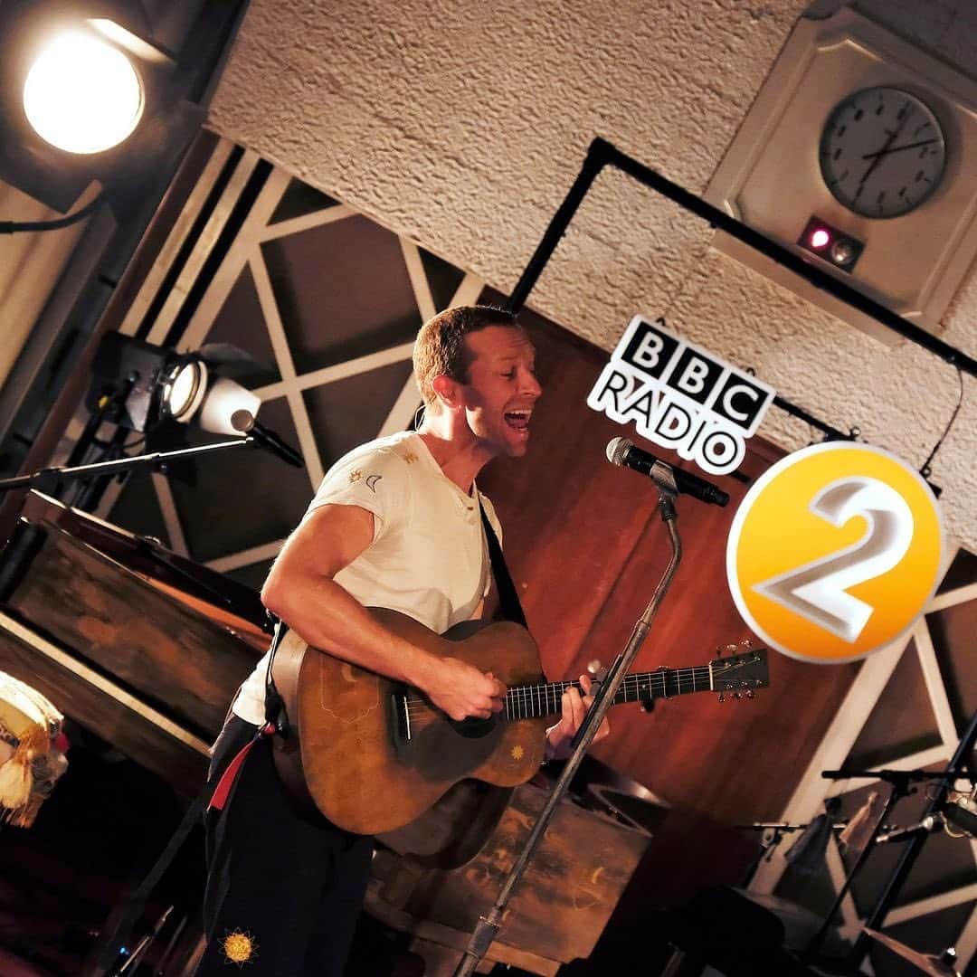 Coldplayさんのインスタグラム写真 - (ColdplayInstagram)「Listen to the band live on @bbcradio2 right now! (📷 @bbcradio2)」11月29日 4時43分 - coldplay