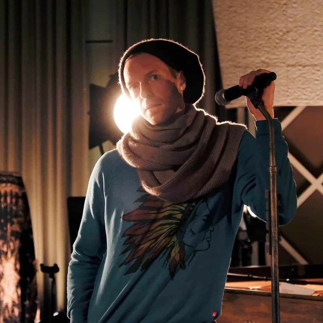 Coldplayのインスタグラム：「Listen to the band live on @bbcradio2 right now! (📷 @bbcradio2)」