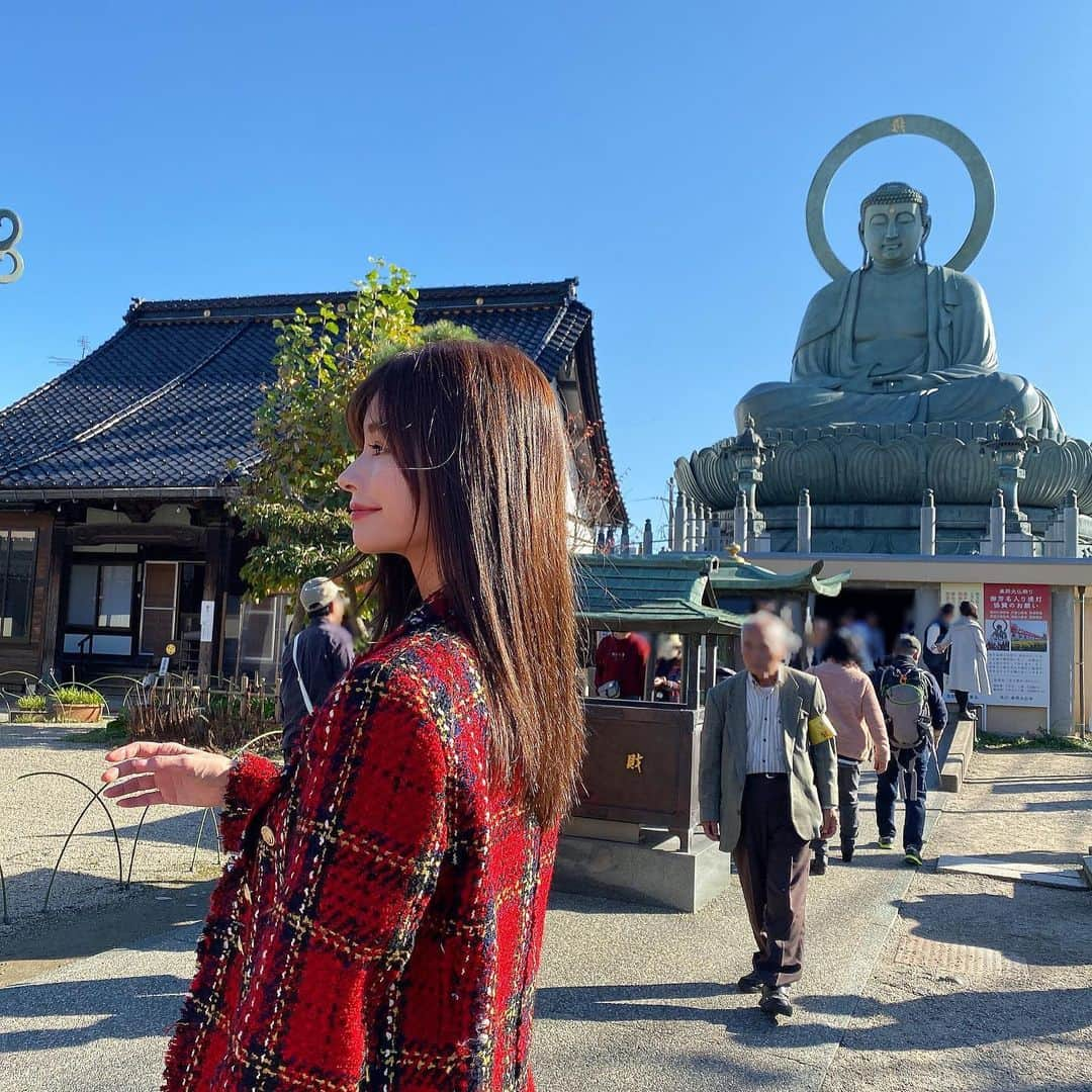 得あゆさんのインスタグラム写真 - (得あゆInstagram)「富山の高岡にある高岡大仏✨ 小学校ぶりとかに見た！笑 私のインスタ富山のフォロワーさんどのくらいいるのかなー？？？😍 (ムービーに映り込んでる紅白の司会者みたいな赤い人はお父さんです。笑) ・ ・ ・ ・ ・ ・ ・ #還暦#還暦祝い#赤#ドレスコード#誕生日#誕生日サプライズ#お祝い#富山県#富山#高岡大仏#観光#旅行#富山旅行#家族旅行#女子旅#インスタ映え#ワンピース#スーツ#派手#お洒落#写真#クリスマス#ジャケットコーデ #red#suits#onepiece#dresscode#toyama#japanesegirl#travel」11月28日 19時53分 - tokuayu819