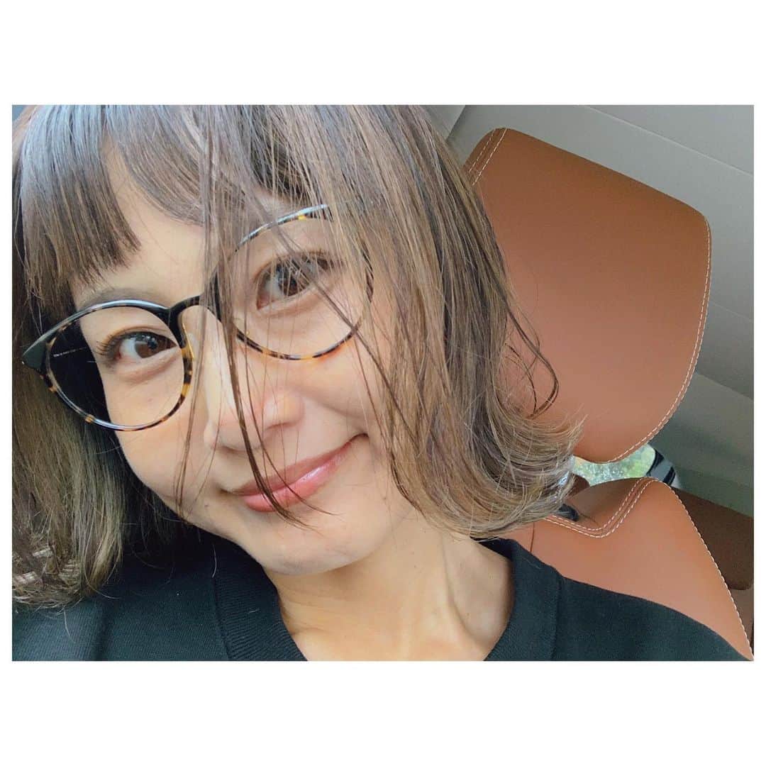 のインスタグラム：「前髪生活はじめました。 @_s.fujiyama_ 前髪が可愛くて前髪切りたい熱が上がり、気分転換もしたかったので切っちゃった😜 昨日のストーリーに前髪カットの質問いただいていたのですが。 ✂️眉頭が覗くくらいの長さで毛量を薄めにとり両サイドに流れるようラウンド状にカット。バームでウエット仕上げ。 だそうです。(担当 @ueda0902 ) バームは入荷するとすぐ売れてしまうとゆー大人気の @linc_original_makers のバーム使ってます。 #hair #hairstyle #beauty」