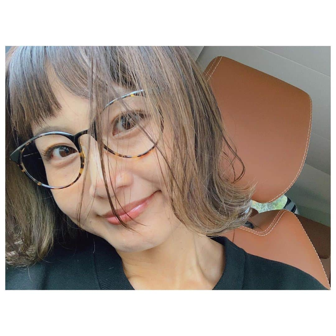 李ヒャンさんのインスタグラム写真 - (李ヒャンInstagram)「前髪生活はじめました。 @_s.fujiyama_ 前髪が可愛くて前髪切りたい熱が上がり、気分転換もしたかったので切っちゃった😜 昨日のストーリーに前髪カットの質問いただいていたのですが。 ✂️眉頭が覗くくらいの長さで毛量を薄めにとり両サイドに流れるようラウンド状にカット。バームでウエット仕上げ。 だそうです。(担当 @ueda0902 ) バームは入荷するとすぐ売れてしまうとゆー大人気の @linc_original_makers のバーム使ってます。 #hair #hairstyle #beauty」11月28日 19時47分 - 73hyang