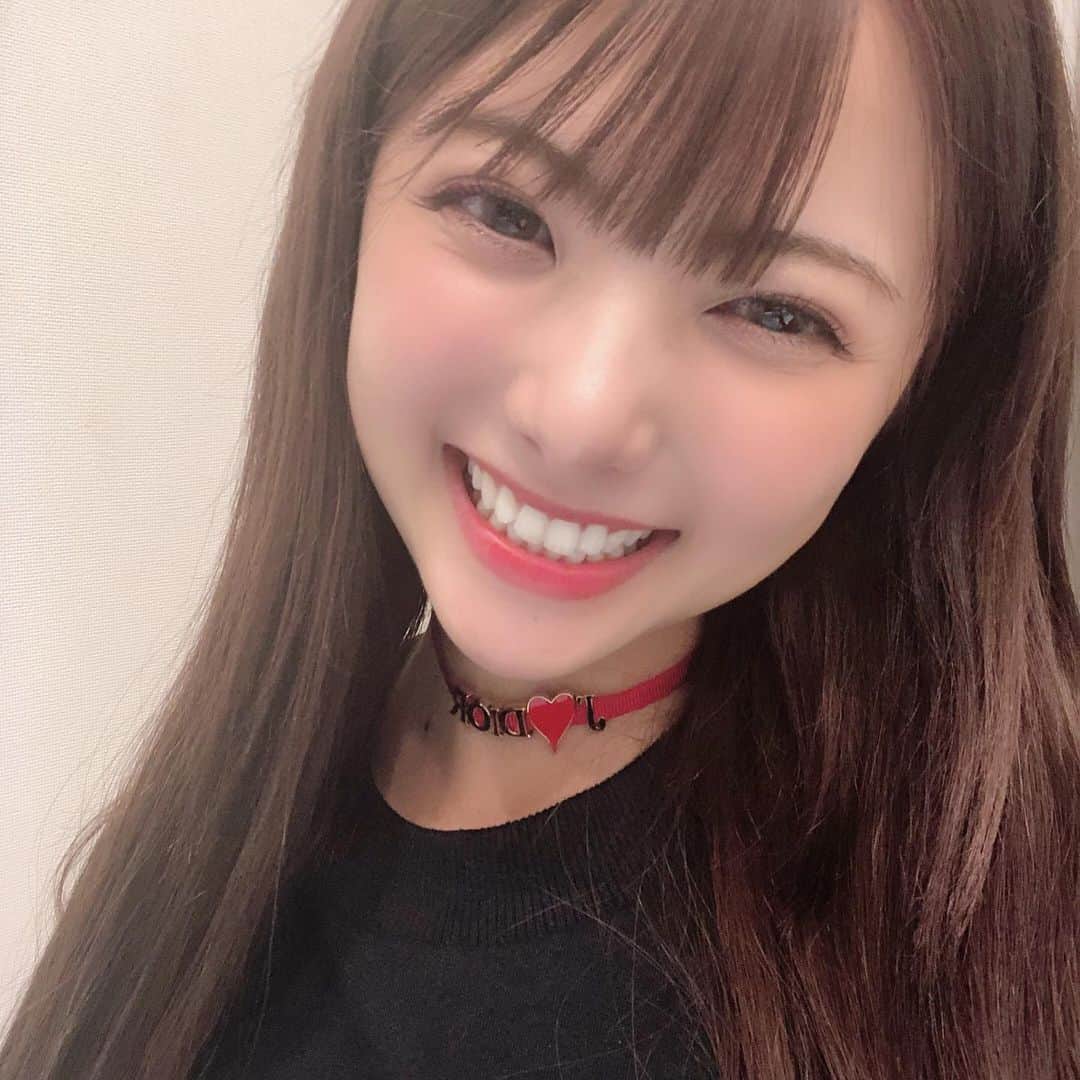 岡田栞奈のインスタグラム：「DIORの新作チョーカーつけて ご機嫌なとこです😚💓 お洒落するとワクワクする✨ #ご機嫌 #昨日の私 #diorチョーカー #新作 #限定」