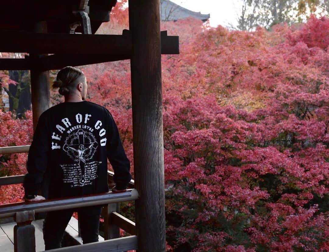 KENTOのインスタグラム：「𝐁𝐄𝐀𝐔𝐓𝐈𝐅𝐔𝐋 🍁 #kyoto #fog #fearofgod #warrenlotas #jerrylorenzo #ootd #outfit #outfitoftheday #instafashion #streetfashion #streetstyle #streetwear #dj #djlife #djtour #internationaldj #djcity #djcityjapan #sgdntwk #genrebndr #beepmmgmt #pioneerdj #sgartistsmanagement #axcell #weareaxcell #東福寺」
