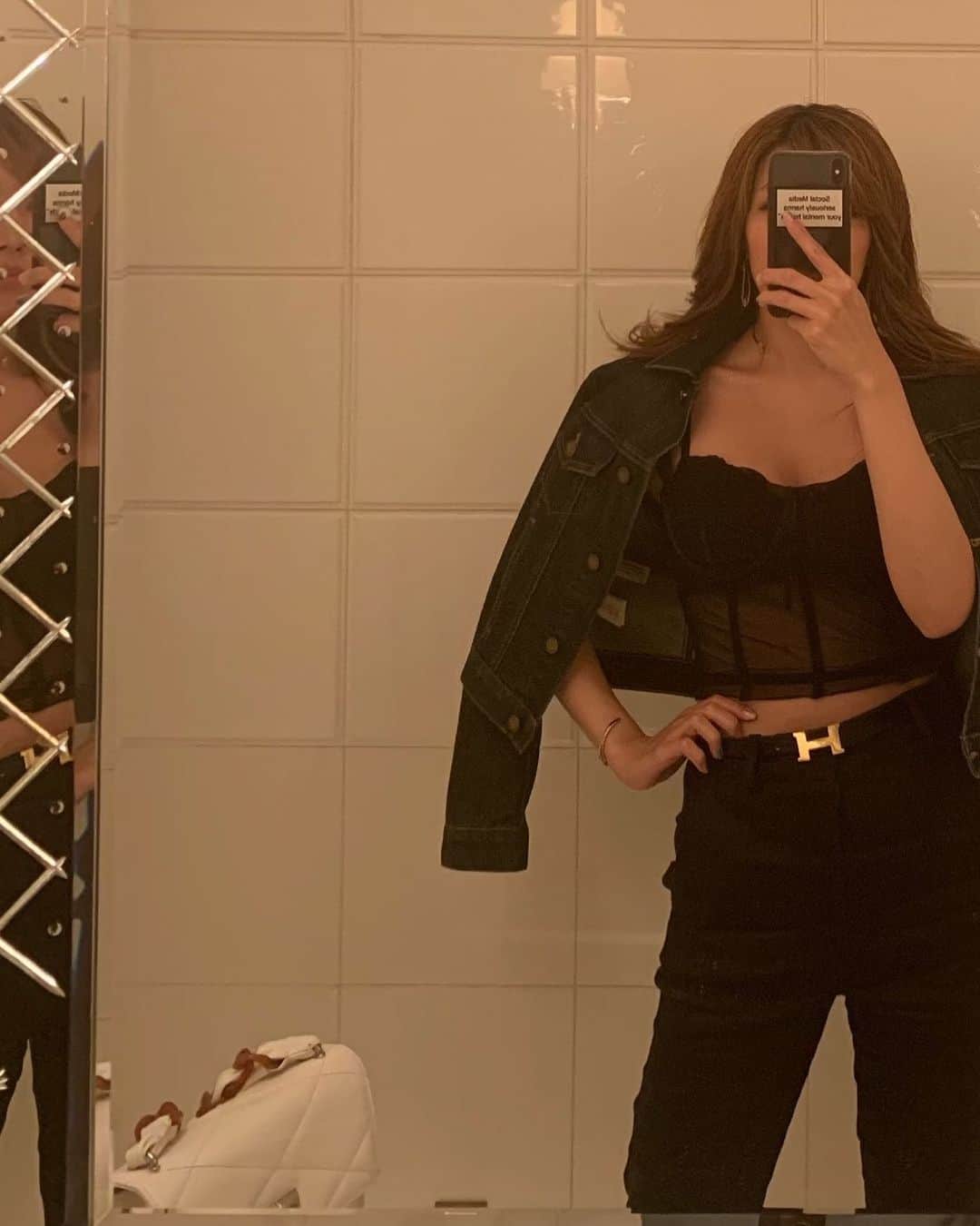のインスタグラム：「bathroom selfie :)) #tbt」