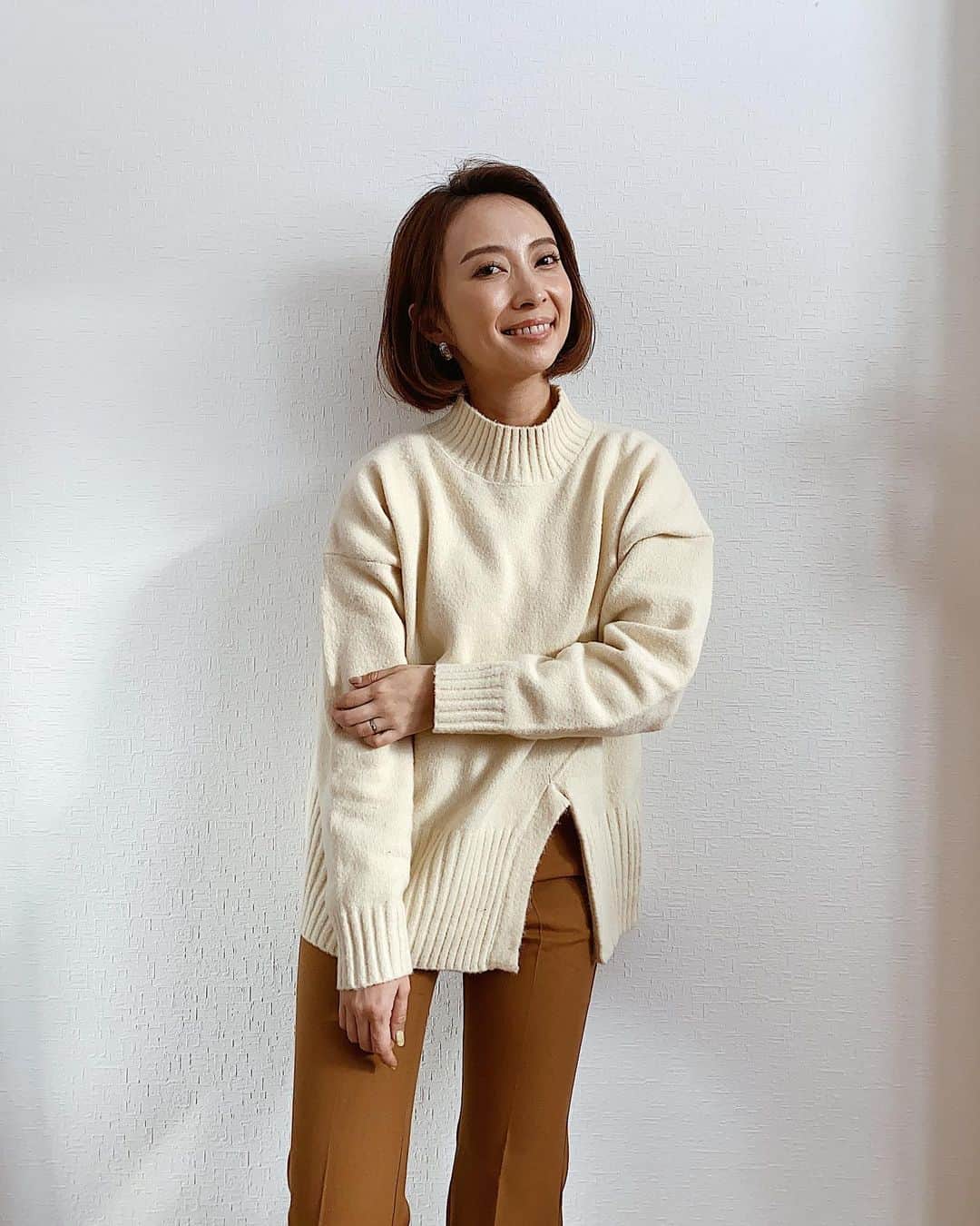 のインスタグラム：「・ 裾のスリット効果で足が長く見える 嬉しいknit🧶♡ ・ ・ ・ knit @titivatejp #titivate#titivatestyle#ティティベイト#フロントスリットボトルネックニット pt @gu_global @gu_for_all_ ・ ・ ・ ・  #ママ#ママコーデ#ママファッション#code #ootd#outfit#mamagirl#北海道ママ#札幌ママ#三児の母#お洒落さんと繋がりたい#プチプラコーデ#今日のコーデ#ママライフ#ロカリ#スナップミー#mineby3mootd#ponte_fashion#4yuuu#きょコ#今日の服#大人カジュアル#主婦#男の子ママ #ビュースタグラマー#mamagirl_sugotoku」