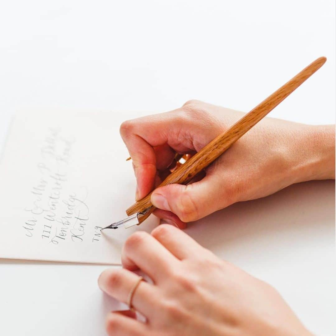 アニヤハインドマーチさんのインスタグラム写真 - (アニヤハインドマーチInstagram)「Create the ultimate personalised Christmas gift at Anya Hindmarch Bespoke today. Modern calligraphy experts @quilllondon will be holding workshops so you can create a beautiful message which can be embossed onto the collection. Drop-in any time today between 2pm - 7pm. Anya Hindmarch Bespoke, 15-17 Pont Street, London, SW1X 9EH. #AnyaHindmarch」11月28日 20時00分 - anyahindmarch