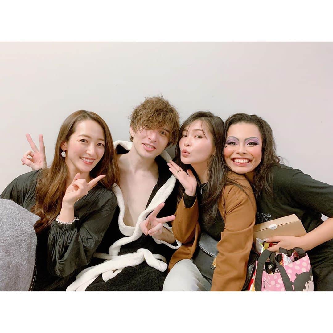 上野なつひのインスタグラム：「先日親友佳奈と見に行ったミュージカル「ファントム」 プロデュース、演出、主役の大役を務めている城田優君とサイコーのカルロッタ役を演じていたエリアンナ。 皆85年組！ 私以外は皆同じ高校の同級生！私は別の学校だったけど当時から仲良くしてもらっていたのだけど実はこんな長いこと友達な優のお芝居を初めて見ました。  涙止まらず… もちろんストーリーも儚く切ないお話なのだけど優のファントムがとっても素晴らしくセリフの節々が心に刺さるそこに生きるファントムだった。全てのパワーを出し切りファントムの終末を演じ切った迫力に涙が止まりませんでした。 そしてエリアンナのカルロッタは本当！！やっぱり！！！サイコー！やっぱり裏切らない彼女の芝居と歌唱力…一秒で変わる表情の中ちゃーんと歌を聴かせてくれる素晴らしい歌の嬢王。キャラクターが引き立っててもう全て持っていかれました！  とにかく同世代で昔から知ってる友人の芝居にここまで魅せられた満足感でいっぱいだしなんならもう一回みたい…  舞台裏で会った二人は「ありがとう！」と笑顔だったけど言わずとも全身全霊でステージに立ってるのが分かりました。カッコいい！  あ…あと木下晴香さん…透き通った歌声、バレーシーンとにかく完璧。もっと芝居みたい！！ 全てのキャストの方怪我なく最後まで素敵な舞台を頑張って✨  そういえば10年近く前大沢たかおさんと徳永えりちゃんのファントムをみた衝撃を思い出した。。。 あの時のお芝居ももう一回みたいな… #ミュージカルファントム #ファントム #城田優 #エリアンナ #橘佳奈 #Phantom」