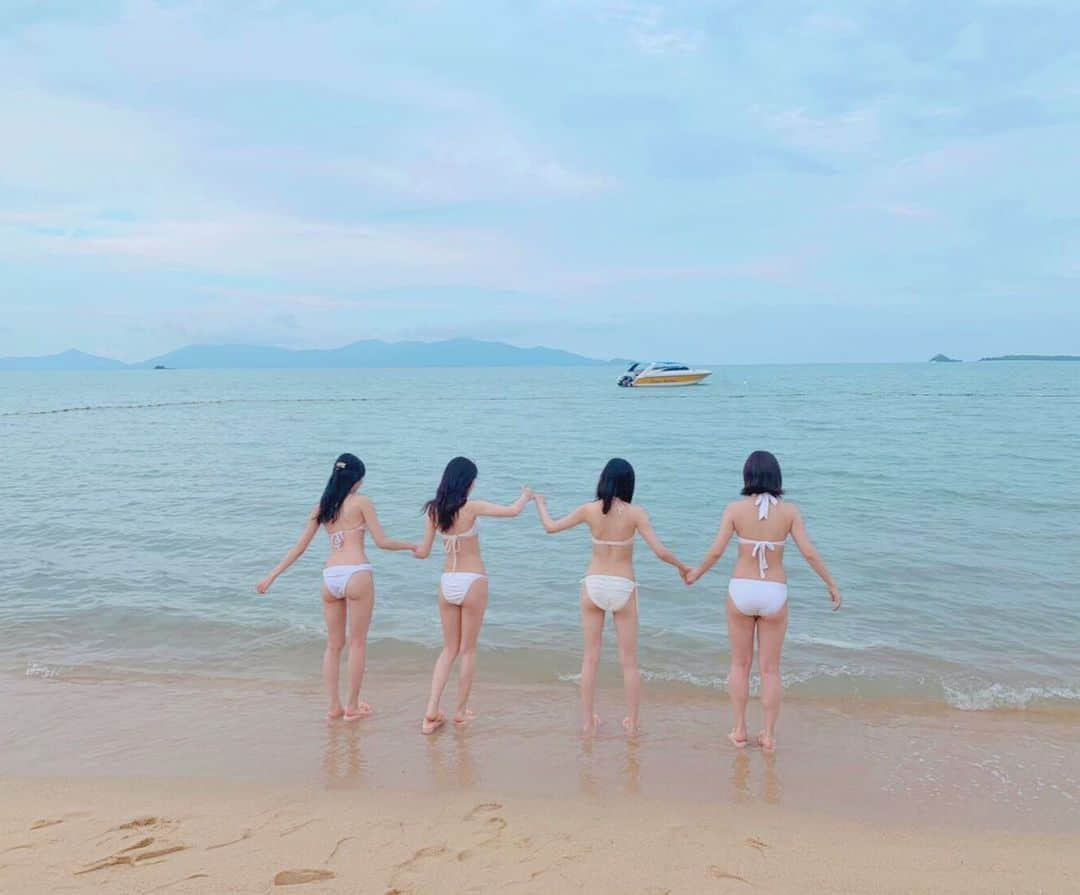 横野すみれさんのインスタグラム写真 - (横野すみれInstagram)「🐬11/30発売「GiRLS PEDIA」🐠﻿ ﻿ ﻿ いよいよ今週の土曜日に発売です😚﻿ ﻿ ﻿ 表紙も解禁されましたね〜！﻿ ﻿ 白ビキニが海のブルーに映えてる✨﻿ ﻿ 左から 私、しんしん、りなちー、ゆうみさん💓﻿ ﻿ ﻿ 私は3度目の登場になるのですが、今回は大人すーちゃんな感じで撮っていただきました☺️﻿ ﻿ 今までのGiRLSPEDiAさんとはまた違う雰囲気なのでぜひチェックして下さいね🐰﻿ ﻿ #girlspedia #横野すみれ #新澤菜央 #小林莉奈 #石田優美 さん #gravure #ocean #blue #sky #kohsamui #Thai #เกาะสมุย #ชุดว่ายน้ำ #สาวญี่ปุ่น #swimsuit」11月28日 20時04分 - yokono_sumire