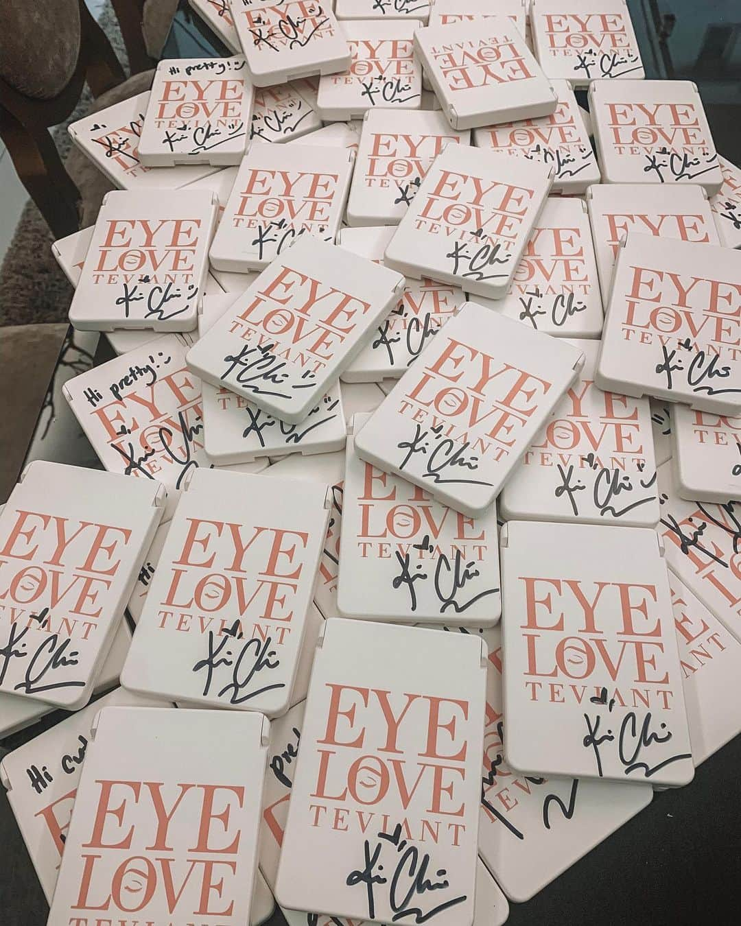 Kim Chiuさんのインスタグラム写真 - (Kim ChiuInstagram)「In celebration of @teviant first year anniversary we created bundles ofcourse with the signed merch as well to be sold in Lazada. You can choose between the two options: Eyebrow on fleek A - eyebrow duo, eyebrow gel and the signed merch. Eyebrow on fleek B - eyebrow duo, eyebrow gel, eyebrow tint(my mega fave) and the signed merch. 💗💗💗. Happy anniversary Teviant!!! Congratulations my deareat @abtkurniawan 👏🏼👏🏼👏🏼👏🏼👏🏼 happy to be a part of this beautiful journey of yours!!!♥️ #kimchoseteviant #eyebrowsonfleek #teviant1anniv . . Limited signed merch only so visit teviant on lazada!😉👍🏻 or the link is on my IGS swipe up!!!💗」11月28日 20時06分 - chinitaprincess