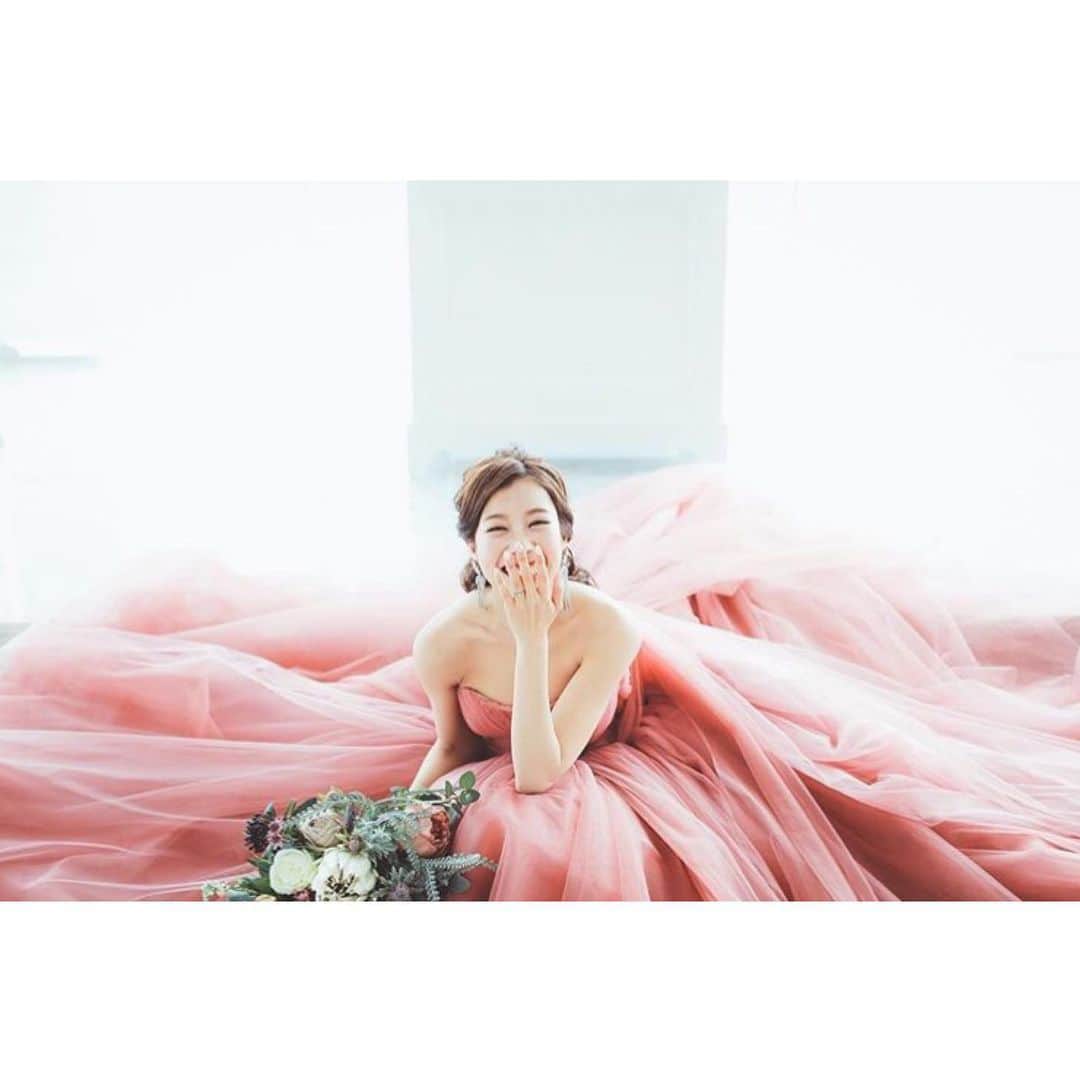 ウェディングソムリエ編集部さんのインスタグラム写真 - (ウェディングソムリエ編集部Instagram)「． スタッフの @haru_jadore です🕊 @chisa_wd さんのフォトをリポスト。 ． ． ． くすみピンクのドレスに包みこまれる愛らしい花嫁。 ． ．  煌めくピアスや、華やかなブーケが花嫁の笑顔を引き立てて、柔らかな優しい光がロマンティック。 ． ． ボリューミーなドレスだからこそ叶えられるとっておきの1枚ですね☺️ ． ． ． @chisa_wd さん、ありがとうございました🌿 ． ． ． ． ・ Topics! 💌現在第15期ウェディングソムリエアンバサダーの応募受付中です✨ぜひご応募くださいませ！〆切は11月30日です。 ． ． #ウェディングソムリエアンバサダー のタグにはオシャレなウェディング投稿がいっぱい♡ぜひご覧くださいね。 ・ *:.,.:*:.,.:*:.,.:*:.,.:*:.,.:*:.,.:*:.,.:*:.,.:*:.,.:*:.,.:*:.,.:* . サイトは[ウェディングソムリエ ]で検索 🔎http://www.jadorewedding.com プロフィール欄の🔗Linkからもとべます。  ウェディングソムリエは、 人生でその時しかできない 特別な体験を提供するメディアです♡ *:.,.:*:.,.:*:.,.:*:.,.:*:.,.:*:.,.:*:.,.:*:.,.:*:.,.:*:.,.:*:.,.:*:.,.:*: #卒花  #ウェディングソムリエ #花嫁 #プレ花嫁  #花嫁DIY  #ウェディングアイデア  #ウエディングアイテム #卒花嫁レポ #全国のプレ花嫁と繋がりたい #ウェディングソムリエアンバサダー #結婚式 #ウェディングドレス #ウェディングレポ #ウェディングレポート」11月28日 20時07分 - jadore_wedding