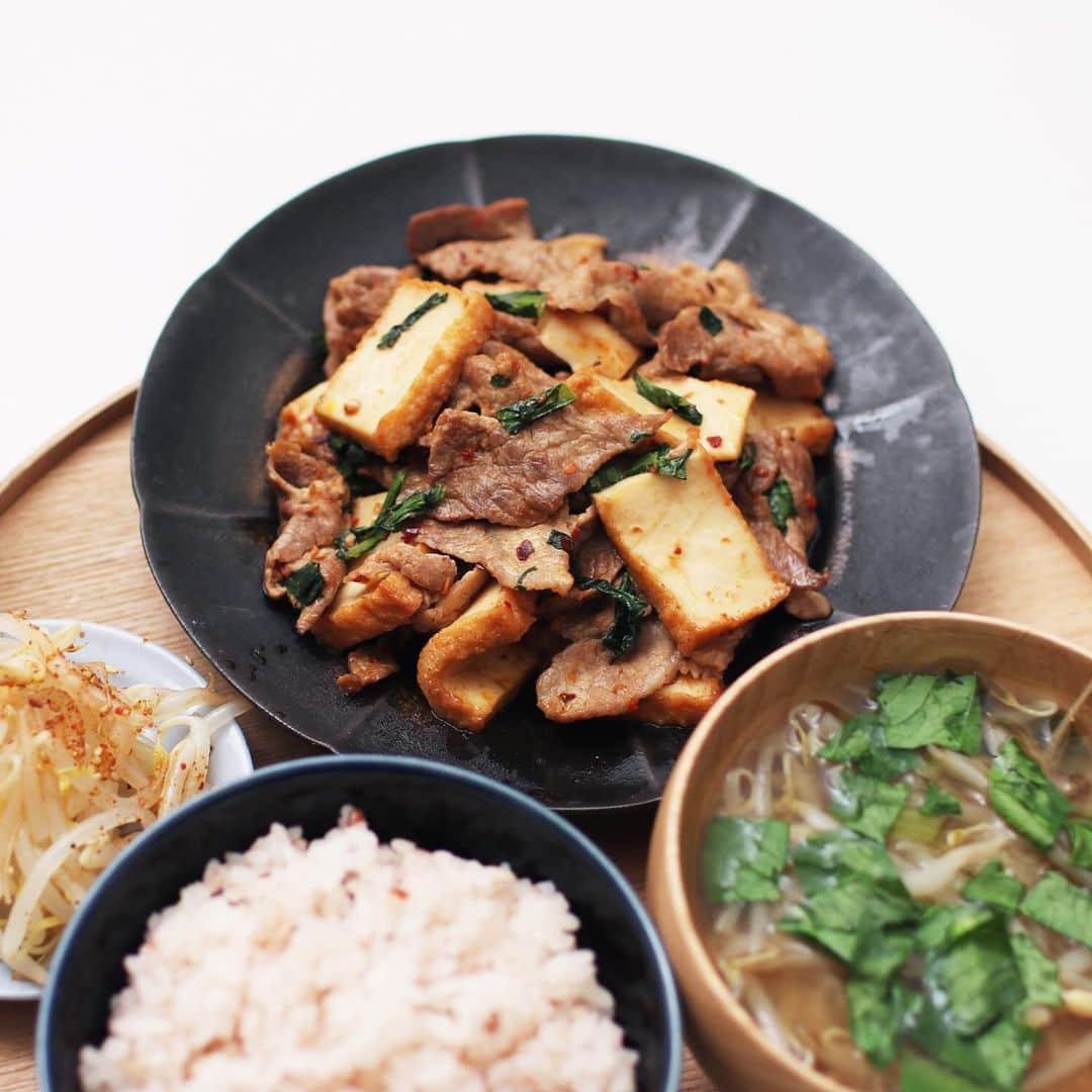 utoshさんのインスタグラム写真 - (utoshInstagram)「Japanese meal. #毎日の一汁二菜 今日は厚揚げ豆腐を使って、豚肉炒め。豆板醤でちょっとピリ辛。 今回は副菜はもやしで、味噌汁ももやしとなっています。 . 主菜・厚揚げ豆腐と豚肉のピリ辛炒め 副菜・もやしのナムル 汁物・じゃがいもともやしの味噌汁 飯物・五穀米 . . ぜひ一汁二菜を食卓に！そして副菜から食べてベジファースト #先ベジ作り置き を取り入れて！ . . ぜひ作ってみてくださいね。 No local No food おいしく楽しく！ . . #献立 #今日の一汁二菜 #一汁一菜 #とりあえず野菜食 #一汁野菜食 #一汁二菜 . #ellegourmet#lunch#brunch#breakfast#foodporn#instagramjapan#vsco#IGersJP#onthetable#ランチ#おうちカフェ#うちごはん#暮らし#フーディーテーブル #cooking #おうちごはん#朝ごはん#japanesebreakfast」11月28日 20時17分 - utosh