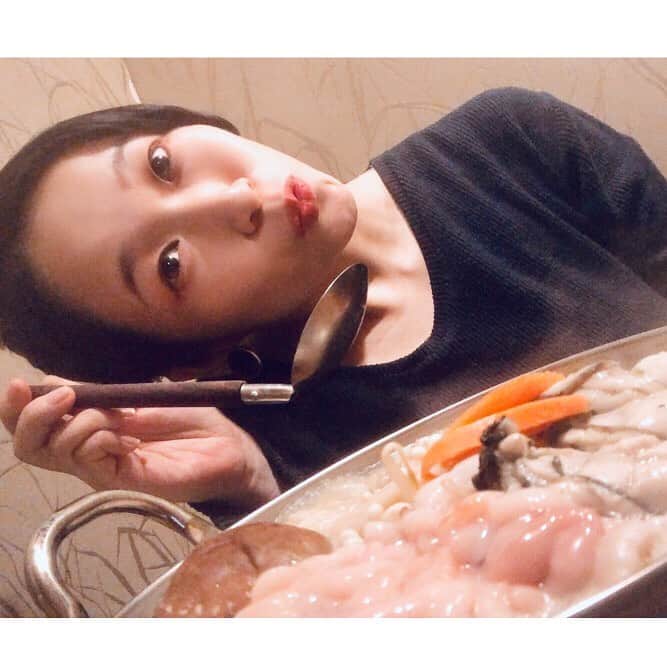世手子さんのインスタグラム写真 - (世手子Instagram)「Oyster,Shirako and Monkfish liver(●´ω｀●) Izakaya where you can eat happy hot pot dishes٩( 'ω' )و I appreciate everyone's comments, thanks(๑>◡<๑) https://item.woomy.me/c/78347 @kakikueba_shinjuku #新宿かきくえば にいってきたよ╰(*´︶`*)╯♡ #プリン体 が大丈夫な体質だと判明したので #かきくえば 名物 #痛風鍋 いただきました♪(*^^)o∀*∀o(^^*)♪ やばーい！幸せすぎたー♪( ´θ｀) 一人前から注文可能だよ(≧∀≦) 大根サラダを食べて更に #痛風鍋コース に野菜ついてたから更に嬉しいo(^▽^)o 牡蠣も白子もあん肝も美味しすぎて泣きそうでした∩^ω^∩ いやー生きてて良かった(´；ω；`) お店は平日も混んでて活気がある感じなので是非 #忘年会シーズン に予約して欲しいお店o(^▽^)o かきくえば 新宿東口店で検索(^з^)-☆ Casting by @woomy.restaurant」11月28日 20時17分 - rojide