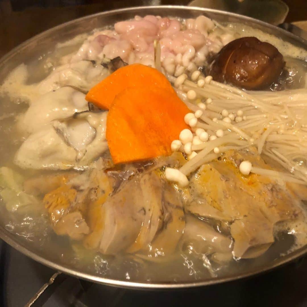 世手子さんのインスタグラム写真 - (世手子Instagram)「Oyster,Shirako and Monkfish liver(●´ω｀●) Izakaya where you can eat happy hot pot dishes٩( 'ω' )و I appreciate everyone's comments, thanks(๑>◡<๑) https://item.woomy.me/c/78347 @kakikueba_shinjuku #新宿かきくえば にいってきたよ╰(*´︶`*)╯♡ #プリン体 が大丈夫な体質だと判明したので #かきくえば 名物 #痛風鍋 いただきました♪(*^^)o∀*∀o(^^*)♪ やばーい！幸せすぎたー♪( ´θ｀) 一人前から注文可能だよ(≧∀≦) 大根サラダを食べて更に #痛風鍋コース に野菜ついてたから更に嬉しいo(^▽^)o 牡蠣も白子もあん肝も美味しすぎて泣きそうでした∩^ω^∩ いやー生きてて良かった(´；ω；`) お店は平日も混んでて活気がある感じなので是非 #忘年会シーズン に予約して欲しいお店o(^▽^)o かきくえば 新宿東口店で検索(^з^)-☆ Casting by @woomy.restaurant」11月28日 20時17分 - rojide