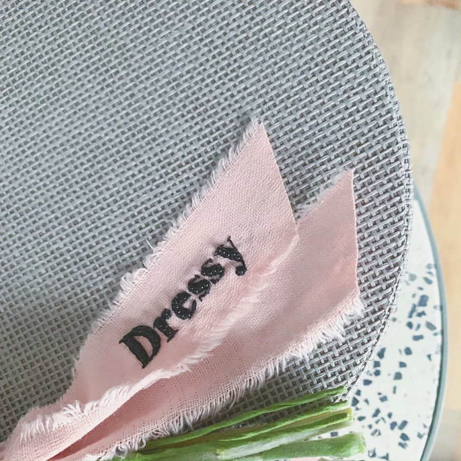 Dressy編集長 ♡miiさんのインスタグラム写真 - (Dressy編集長 ♡miiInstagram)「. 素敵すぎるBag in flower が届きました🌹 . 可愛すぎるよね、 しかも『Dressy』って刺繍付き。 むり、ほんとかわいいすぎる😍🌷💕 わたし名前入りってすごい好き。 . MarieMeさんのもの。♥︎ @marie.me.flower . . お部屋に飾ったんだけど、 ウェディングフォトで持つ人もいたり、 結婚式のウェルカムスペースに 飾ってる卒花さんがいて、 わたしもどうやって使おうか今からワクワク👰🏼💕. . . . ┈┈┈┈┈┈┈┈┈┈┈┈┈┈┈┈┈┈┈ #プラコレ #Dressy花嫁 #プレ花嫁 #卒花 #花嫁 #farnyレポ  #l4l #likeforlikes  #weddingtbt #weddingdress #ウェディングブーケ #刻印 #名前入り #ブーケ #bouquet #farnyレポ #刺繍 #オーダーメイド #marieme #名前刺繍 #クリアバッグ #baginflower  #フラワーアレジメント #アーティフィシャルフラワー  #結婚祝い #造花」11月28日 20時18分 - dressy_mii