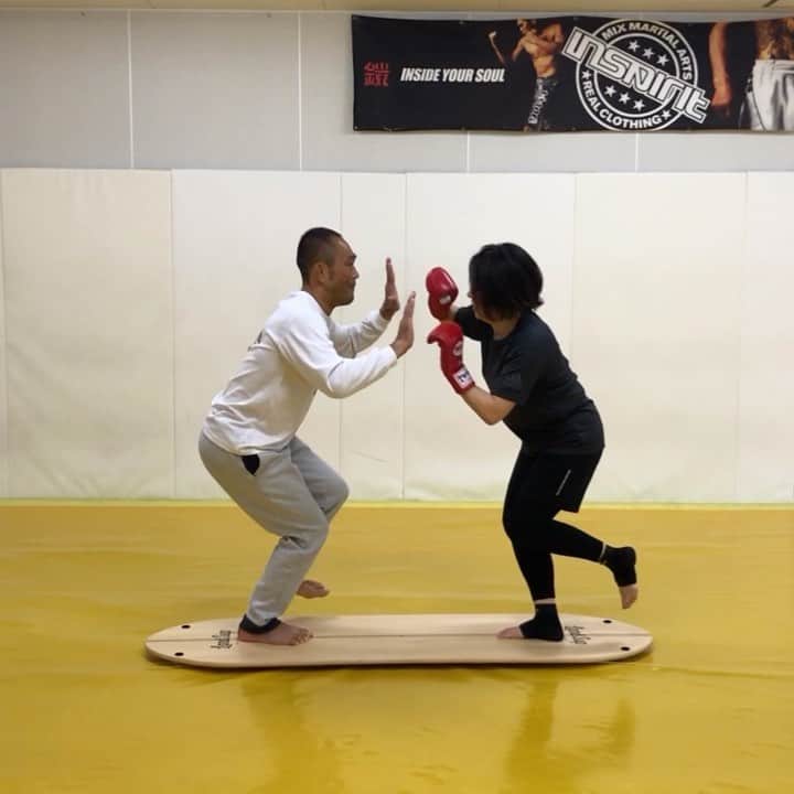 のインスタグラム：「尻に効く🍑 @landsup_official  #coretraining #functionaltraining #balanceboard #今日のルーツ #rootsgym #mma #shooto #workout #修斗 #小田原 #総合格闘技 #ダイエット #トレーニング #筋トレ #会員募集中」