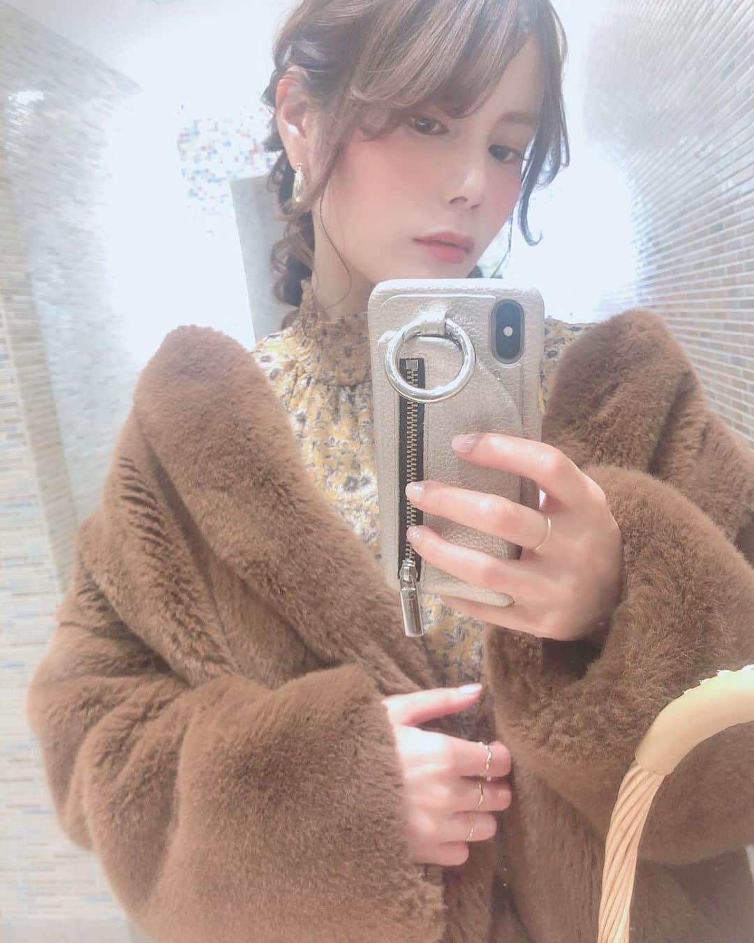 増田愛里菜のインスタグラム：「. 久しぶりに @isntshe_official のファーコート着た🧶 . . . ファーコート大好き😘❤ . #fashion #fur #isntshe #ootd #ファーコート #コーデ #コーディネート #ファッション #後光しゅごい」