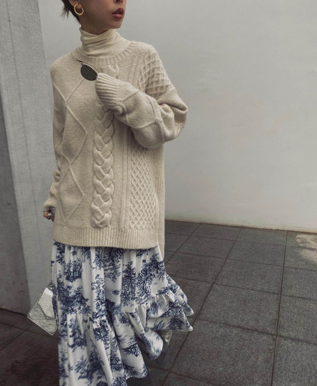 黒石奈央子さんのインスタグラム写真 - (黒石奈央子Instagram)「ケーブルニットの一番人気カラー . . UNDRESSED ASYMMETRY CABLE KNIT ¥14800+tax 12/3 UNDRESSED AVA TULLE DOCKING SK ¥17500+tax 12/3 . AVAシリーズのすかーとはチュールスカートとセットで取り外し可能！ アシメのニットとの相性も抜群！ . .  @ameri_shinjuku @amerivintage @ameri_daikanyama @ameri.shinsaibashi #ameri#amerivintage #fashion #vintagefashion #coordinate#ootd#outfit#osanposnap #705_outfit #大人ファッション #大人コーディネート #大人スタイル #modestyle #modefashion#modecasual」11月28日 20時23分 - blackstone705