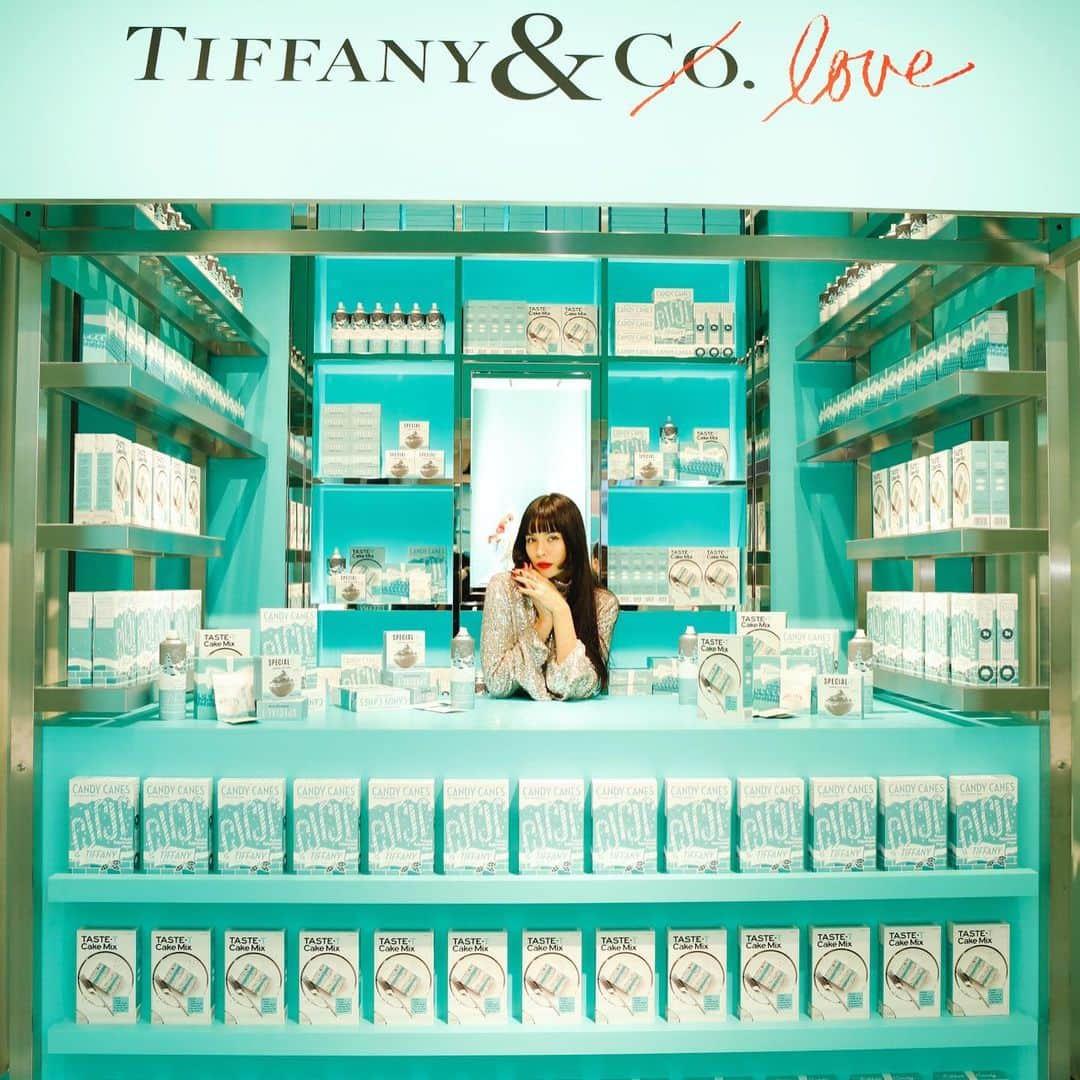 紗羅マリーさんのインスタグラム写真 - (紗羅マリーInstagram)「💙 TIFFANY & LOVE 💙 「 A VERY, VERY TIFFANY 」 ねぇ🥺本当にクリスマス もうすぐなのね🥺🎄 ブルーボックス待ってる女の子 いっぱーいいるんだろうな💙💙💙💙💙💙💙💙💙💙 #tiffanyxcatstreet  #VeryVeryTiffany」11月28日 20時25分 - saramary12