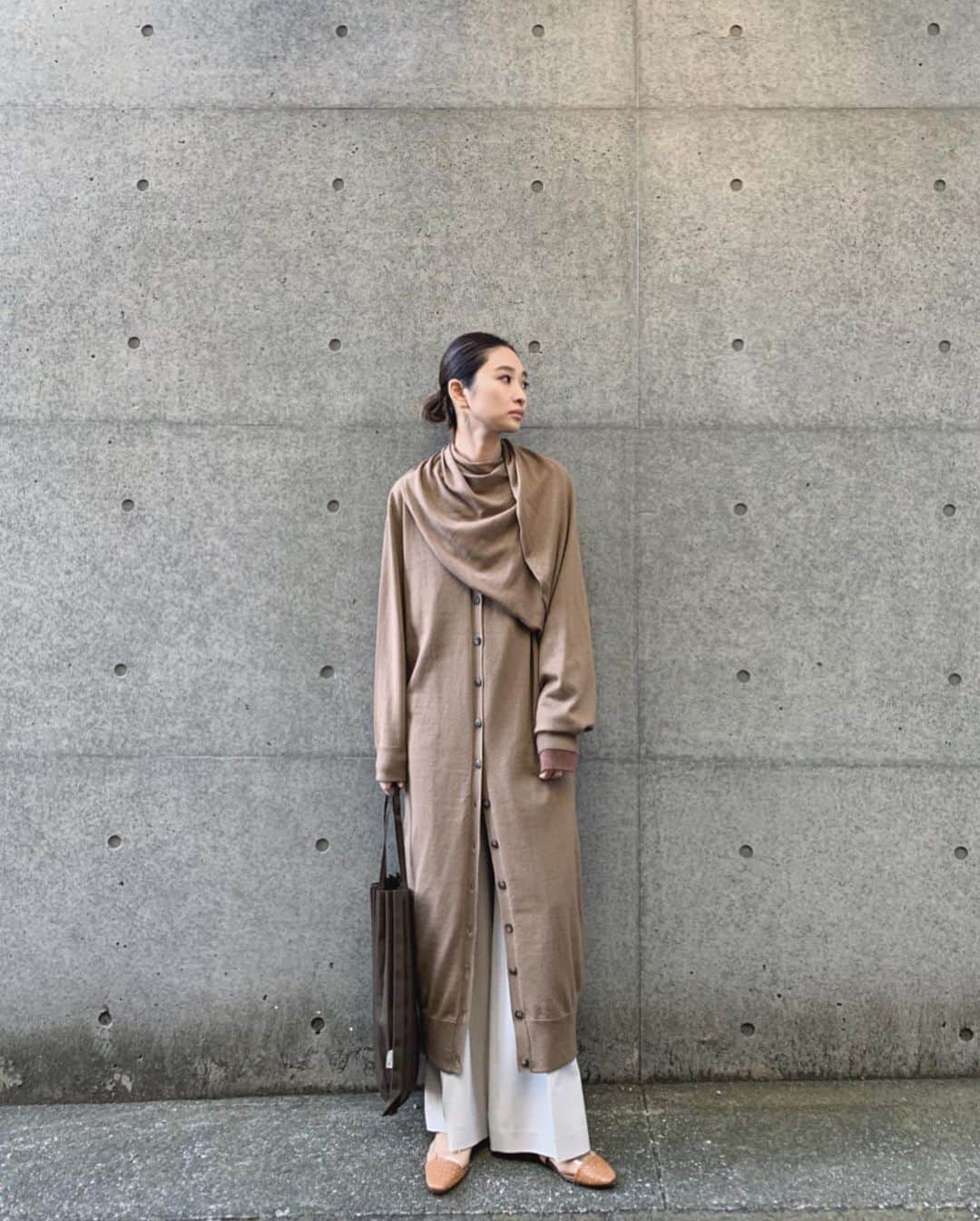 のインスタグラム：「.﻿ 12/4- new arrival﻿ ﻿ ひとつのアイテムで、アレンジによって﻿ 印象を変えて楽しめるのって嬉しいし楽しい。﻿ もちろん一枚でワンピースとしても◎  2枚目に動画載せてみました☻ ﻿ テーマカラーのライトブルーも素敵です﻿ @RIM.ARK ﻿ ﻿ Cross arrange long knit OP 18.000﻿ 2way apron PT 20.000﻿ Low heel clear pumps 18.000﻿ ﻿ #RIMARK#RIMARK_staffsnap﻿」