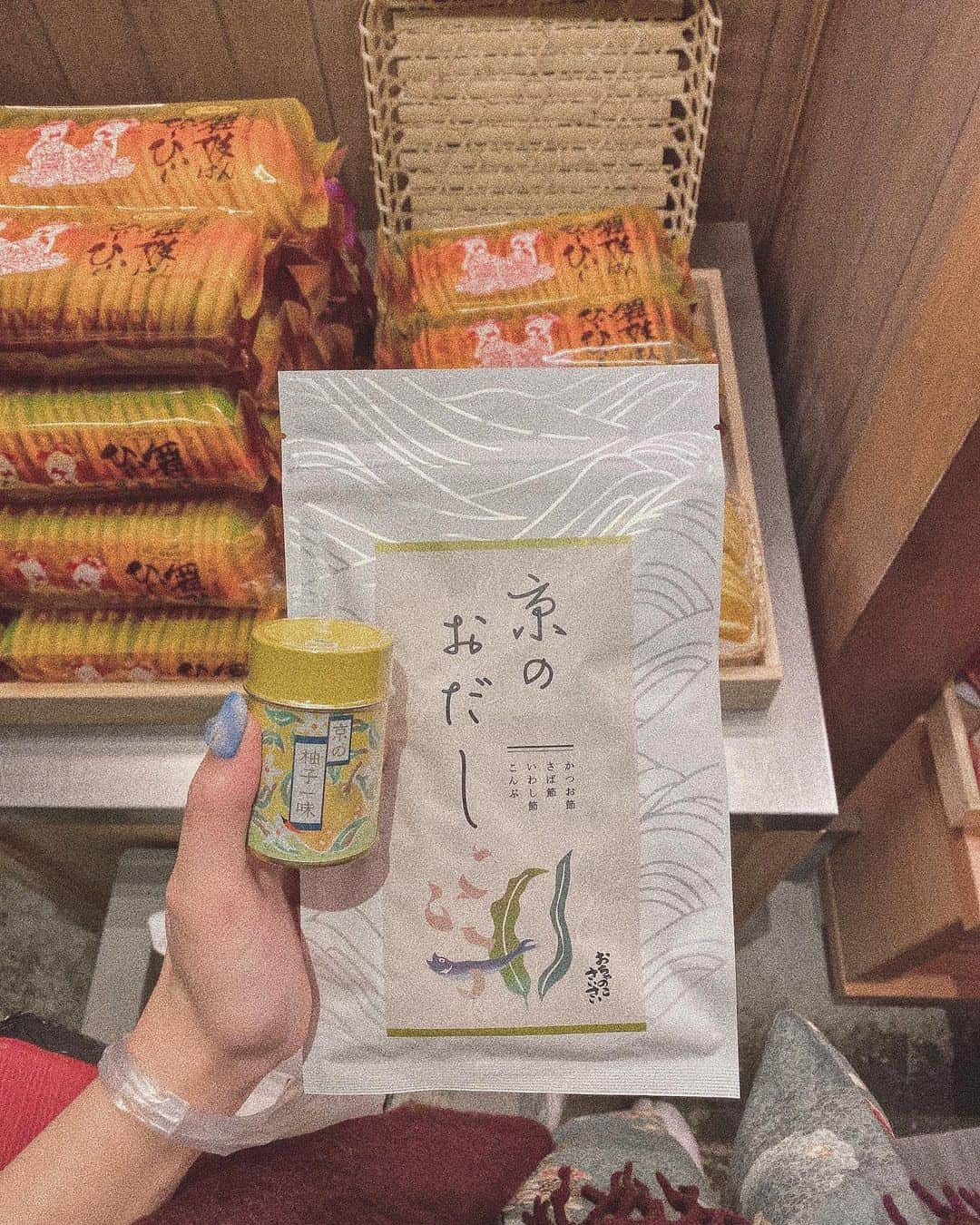 りなてぃさんのインスタグラム写真 - (りなてぃInstagram)「﻿ ﻿ ﻿ ﻿ #とらべりーな 🐾🌿﻿ ﻿ ﻿ 【 KYOTO 】﻿ ﻿ ﻿ まずは、質問の多かった着物👘について。﻿ ﻿ ﻿ 1年前にも行った はちみつってお店💓﻿ ﻿ まさかの店員さんが覚えててくださって🥺﻿ ﻿ 前回はピンクだったの（笑）﻿ 写真見ながら1年たっただけで﻿ 選ぶ着物こんなにも変わる？って﻿ みんなでわちゃわちゃ話してた😂💓﻿ ﻿ ﻿ 今回は少し大人っぽく渋めのグリーンに💓﻿ ﻿ この日ちょっと寒かったから﻿ ストール🧣も追加💓﻿ ﻿ ﻿ アレンジは @kasshi1018 💓﻿ あんなの重くて長い髪を可愛くまとめてくれました💓﻿ ﻿ エクステ外したらカラー行かなきゃ💓﻿ ﻿ この投稿するときに12月の予約は早めにね！って﻿ 書こうと思ってたらもう予約埋まってた、、🙇🏻‍♂️﻿ ﻿ ﻿ ﻿ ﻿ 今回は祇園とか、清水寺あたり回ったから﻿ その辺のおすすめを💓﻿ ﻿ ﻿ 《 #十文堂 》﻿ もうねここ大好きすぎて何回目だろう行ったの🤔💓﻿ ﻿ わたしのいちおしは﻿ 毎回頼んでた「団楽」っていう5種類のお団子のセットか﻿ 今回はじめて頼んだ「団暖」っていう﻿ すきなお団子3種類と、最中と炙り栗きんとんのセット💓﻿ ﻿ それに加えて﻿ 単品の「京風 白みそ」のお団子を追加する（笑）﻿ ☝︎これ本当に最強なの、清水寺の近くにあるし﻿ 京都行ったらぜひ食べてみて！！﻿ ﻿ ﻿ 《 ％Arabica Kyoto 》﻿ いつもカフェラテ頼むんだけど﻿ ちょっと苦めだから今回はレモネード🍋にしたら﻿ ちょっと甘かった🤔（笑）﻿ ﻿ けどさっぱりして全然飲めた💓﻿ ﻿ ﻿ 《 #八坂庚申堂 》﻿ SNS映えするカラフルなお手玉が﻿ いっぱいある神社⛩💓﻿ ﻿ いっつも激混みだけど﻿ この日珍しく空いてたから📸💓﻿ ﻿ ﻿ 清水寺まで歩くのが、とにかくだいすき🥺﻿ ﻿ ﻿ で、この辺はもう行ったことあったんだけど﻿ 今回発見してお気に入りのお店をいくつか🤤💓﻿ ﻿ ﻿ 《 #おちゃのこさいさい 》﻿ 七味とうがらし🌶のお店なんだけど﻿ カレーのおせんべいだったり﻿ ふりかけとかいろいろ味見できるの！﻿ ﻿ もう夢中だった。🐾﻿ ﻿ その中でも「京の柚一味」とごまのふりかけ？が﻿ とくにお気に入りだった🥺﻿ ﻿ 「京のおだし」も美味しすぎて、ついつい購入😂💓﻿ ﻿ ﻿ もうひとつは遡ってる途中にあるお漬け物屋さんかな？﻿ 《割大根しそ漬けスティック》﻿ ﻿ 最初🍆だと思ったら大根だった（笑）けど﻿ どちらにしろ、こういうのだいすきだから食べてた🤤﻿ ﻿ ﻿ これがもう衝撃的においしかった！！！﻿ 店員のおばちゃんも﻿ すごい面白くて終始笑ってた😂💓﻿ ﻿ ﻿ 《 #hisayacafe》﻿ これはこの間誕生日の日にアップした﻿ 写真の1枚目に持ってる🌰﻿ ﻿ ここのモンブランが有名みたいで﻿ 結構並んでた😳けどわたしは﻿ 🌰だけ売ってたらなぁ〜って通り過ぎようとしたら﻿ 栗だけ売ってたーーー💓💓💓﻿ ﻿ おいしかったぁ、栗だいすきなの😭﻿ 食べたい...名古屋にも出来ないかな...🥺﻿ ﻿ ﻿ ﻿ こんな感じかな！長くなりすぎたけど﻿ ぜひ京都行くときは参考にしてみてください💓﻿ ﻿ ﻿ ﻿ ときかくわたしは﻿ 紅葉シーズンに着物で食べ歩きできたのが﻿ もう嬉しすぎて...しあわせでした🤤💓﻿ ﻿ ﻿ ﻿ #fashion #ootd #outfit #coordinate ﻿ #cosme #cosmetic #make #makeup ﻿ #hairstyle #haircolor #京都 #清水 #清水寺 #紅葉﻿ #着物 #食べ歩き #栗 #アラビカ ﻿ ﻿ ﻿ 年末にするの嫌すぎるので﻿ ちょっといまから、お部屋の掃除します。🧹﻿ ﻿ ﻿」11月28日 20時27分 - rinatea_25