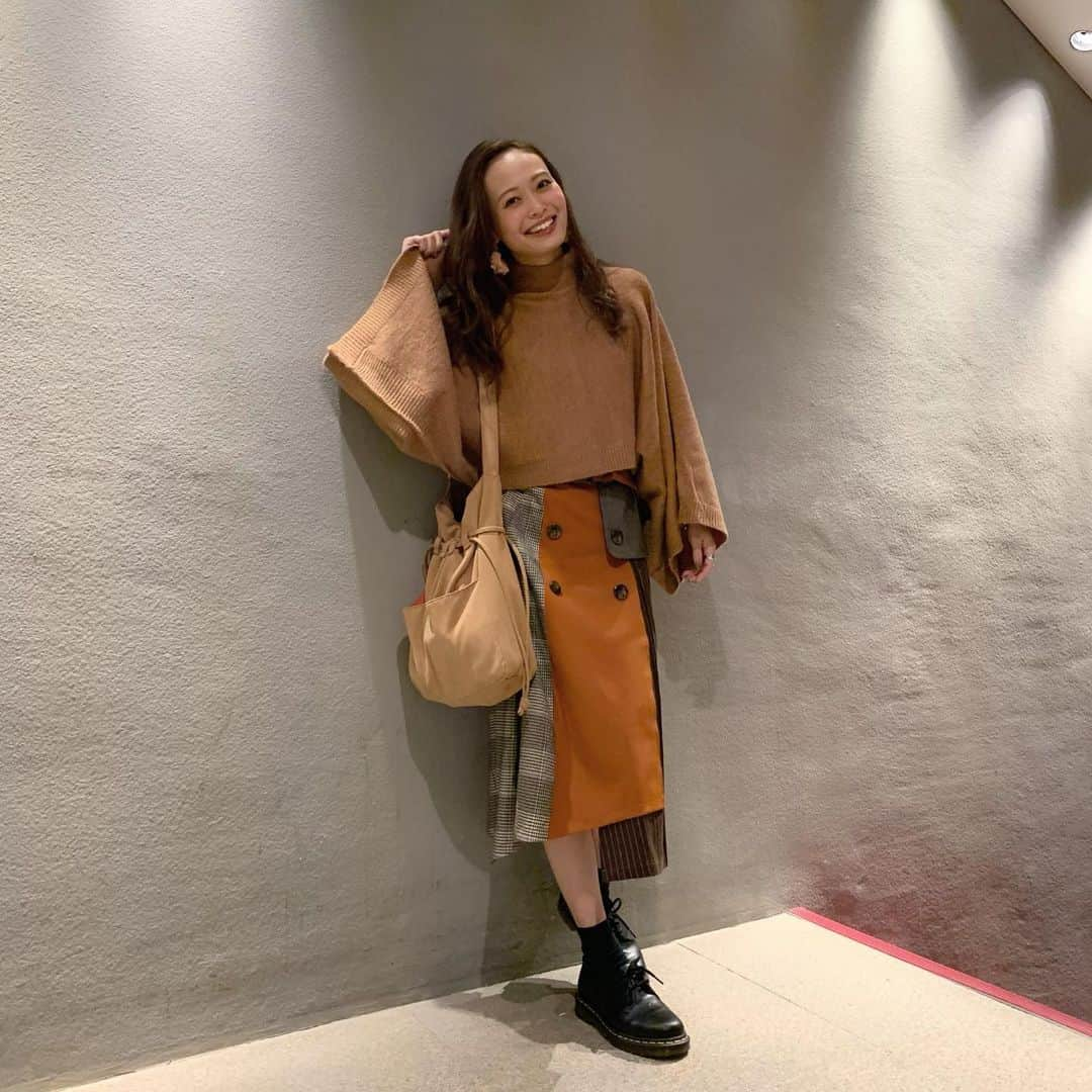 榊本麻衣さんのインスタグラム写真 - (榊本麻衣Instagram)「♡♡﻿ ﻿ ﻿ ブラウン系code👠💓﻿ ﻿ ﻿  knit ▷ #forever21﻿  skirt ▷ #REDYAZEL (去年の  bag ▷ #accomode﻿  boots ▷ #DrMartens﻿ ﻿ ﻿ このニット袖の幅が広すぎて﻿ アウター着られへんから、﻿ ニット1枚だけで過ごせる時限定のニット🤣👍笑﻿ 幅わかるかな😙？？笑﻿ ﻿ ﻿ もぉアウターなしでは 出れないよねぇ🤨﻿ ﻿ 急に寒くなりすぎてるから ブルブル震えてる🧶 でもマフラー付けるの好き🧣笑 ﻿ ﻿ #mai___fashion #mai___code#code #コーデ #コーディネート #coordinates #fashion #ファッション#outfit #笑顔 #smile #ootd #お洒落さんと繋がりたい #可愛い #秋コーデ #カジュアル #カジュアルコーデ #ラフコーデ #冬コーデ #knit #ニット #ニットコーデ #スカート #ブラウンコーデ」11月28日 20時27分 - maipipii