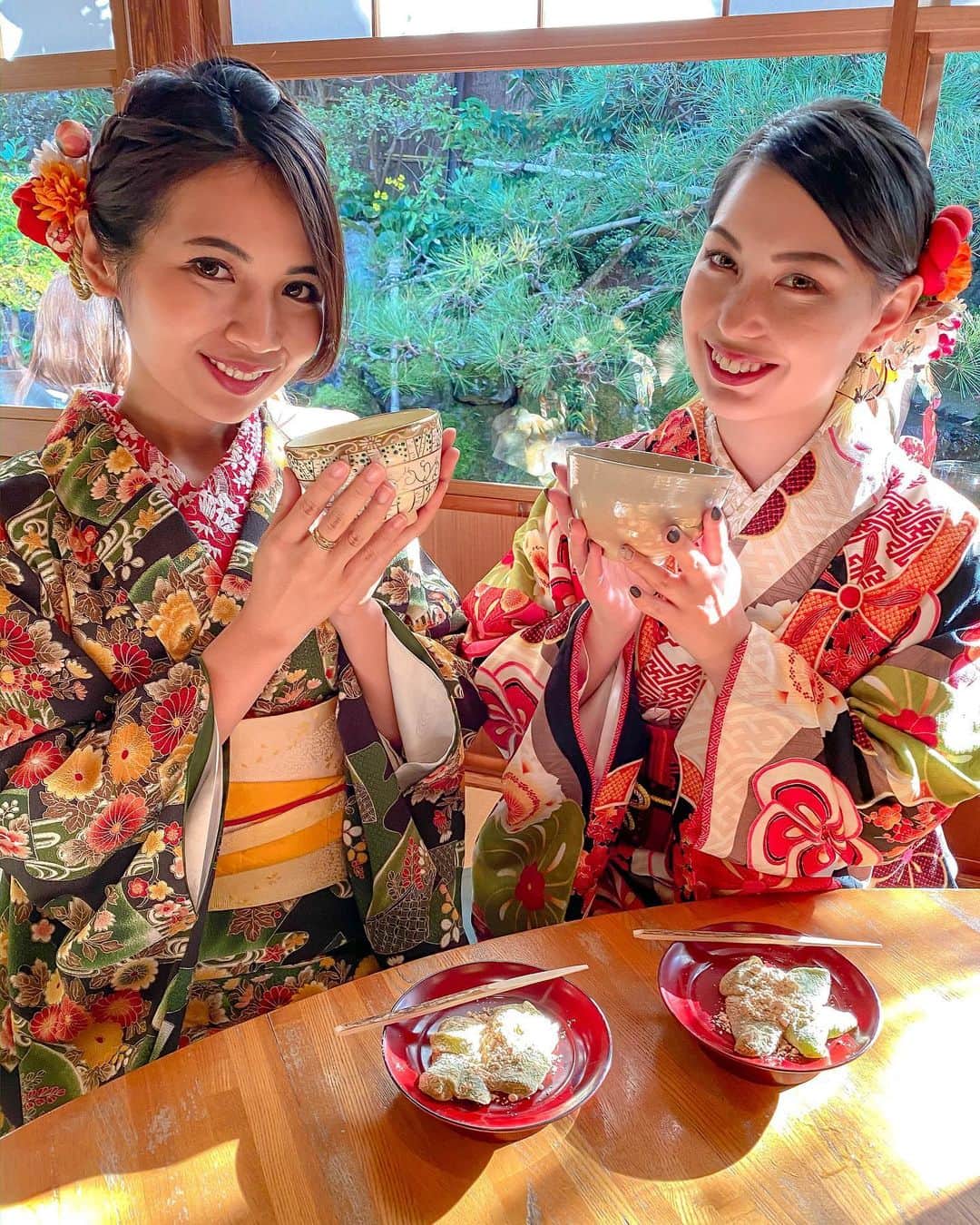 のインスタグラム：「アンジーと京都👘♥️. 景色も良いけど、美味しそうな物が多くて🤤🤤. . 食べまくって食べまくって、 最後は帯が苦しくなってしまいました🤣！ . #京都 #紅葉 #着物 #旅行 #京都旅行 #旅 #和服 #秋 #kyoto #trip #kyotojapan #kyototravel #travel #travelphotography #kyototrip #kimono #maccha #japanesefood #わらび餅 #抹茶」