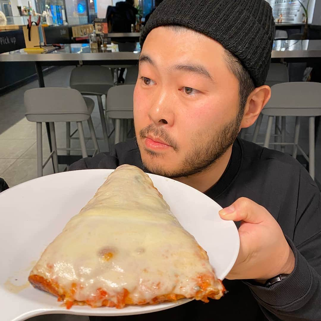 キム・ギバンさんのインスタグラム写真 - (キム・ギバンInstagram)「. 한조각.. 아..행복하다..미친맛이야.. . #살이찌거나말거나  #이게작은사이즈 #🍕 with @tingkerhee . 많은 분들이 궁금해하셔서 알려드려요~ 신사동에 위치한 컨버터 라는 피자집입니다!!」11月28日 20時30分 - kimkibangbang