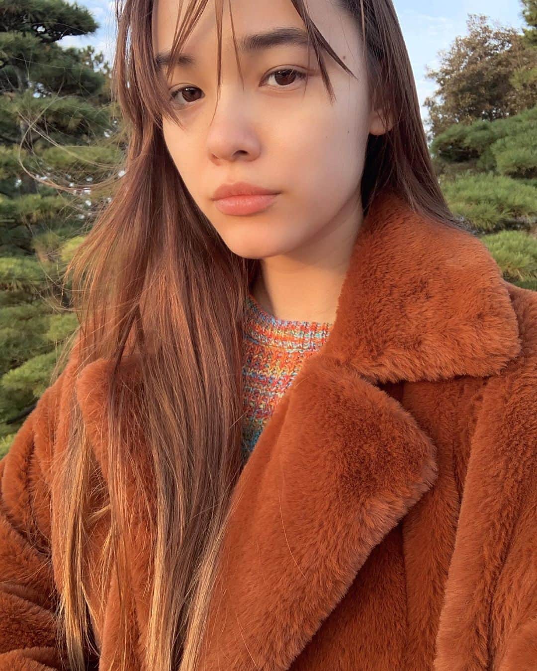 梅園アマンダのインスタグラム：「この写真を撮ってから、メンテナンスは大変だけど #ロングヘアー がお気に入り🧡 最近は、#ヘアアクセサリー を集めることが趣味になりました❣️🐿🎁 (いつか投稿しよう...) . 2週間前に行った #神戸 と #香川 、楽しかったな🌼 今度は神戸へフェリー🛳でいってみたい！」