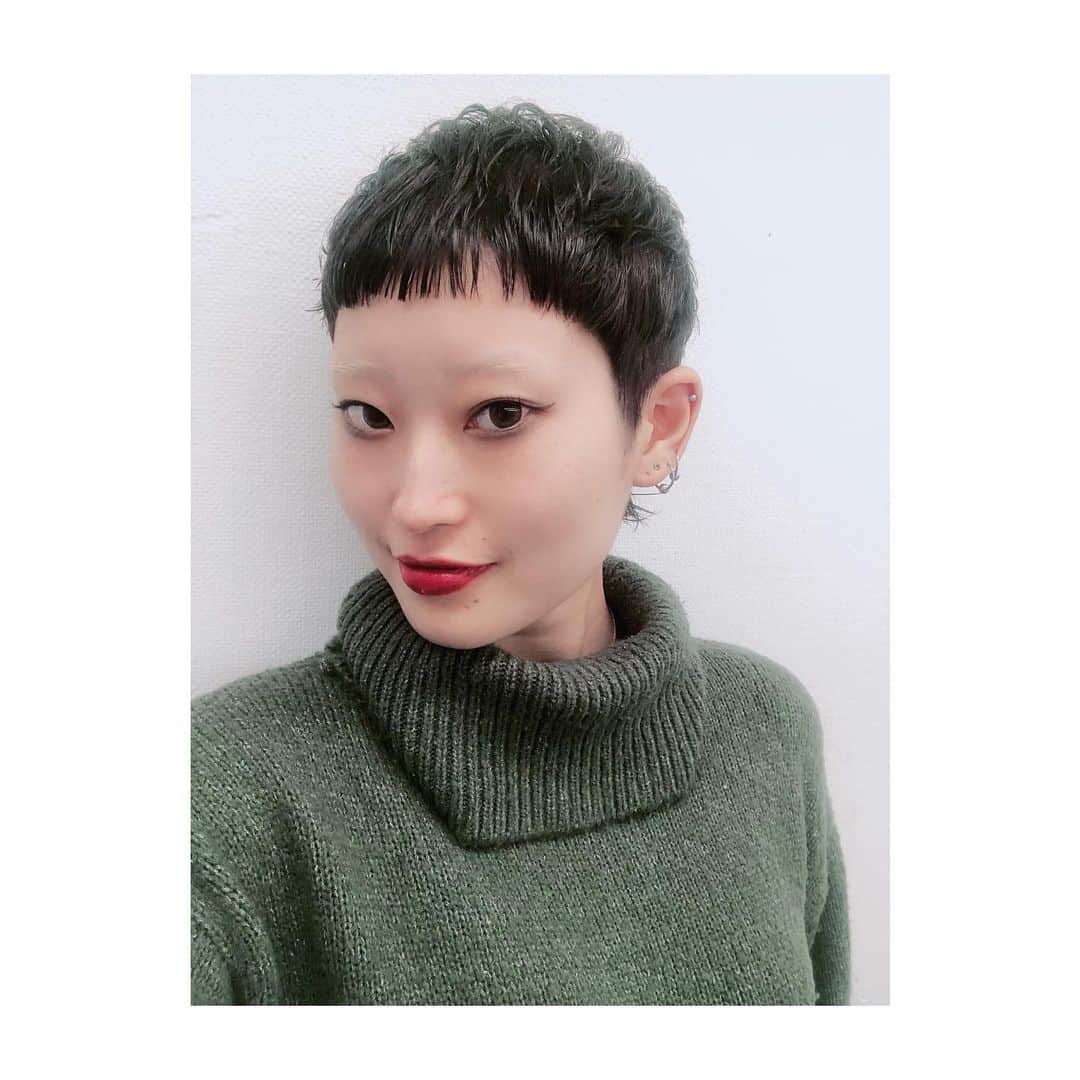 naokoさんのインスタグラム写真 - (naokoInstagram)「realitive style🖤 ベリーショートで眉毛は白🖤🖤🖤 . hair @__970112ayk .」11月28日 20時30分 - nakochi_t