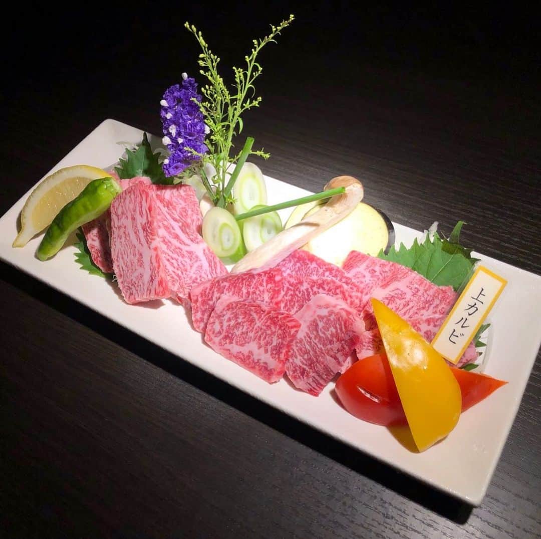 のインスタグラム：「本日も元気に営業中です😊 本日のオススメは上カルビ‼️ アバラ骨辺りの部位で、脂の旨味と香りが楽しめる1品です😋 数に限りが御座いますので無くなり次第終了となりますのでお早めにお願いします🙇‍♂️🙇‍♂️🙇‍♂️ 是非1度ご賞味くださいませ♪ ご来店お待ちしております❗️ . . . 🐮 🐮 〜 当店のご紹介 〜 那覇市松山 沖縄県産黒毛和牛 【山城牛】のA5ランクを焼肉で提供する専門店🐮 ボトル、グラス共にワインの品揃えは県内随一🍷 @yamasiro029 . . 〜 系列店舗のご紹介 〜 . 那覇新都心 本格和洋創作が豊富なドリンクと一緒に一つのテーブルで楽しめる🍽 【和洋ダイニング おもろはうす】 @omorohouse . 那覇市牧志(沖映通り) 幻の和豚 交配率100%の純血金武アグーのみを使用する専門店 【金武アグーしゃぶしゃぶ 琉球】 @kinagu.ryukyu . ご予約は各アカウント、その他グルメサイトからお願い致します🙇‍♂️🙇‍♀️ . . #沖縄 #炭火焼肉 #bistro #山城牛 #沖縄焼肉 #肉 #那覇市 #那覇市松山 #和牛 #ワイン #誕生日 #中落ちカルビ#okinawa #naha #yakiniku #wagyu #wine #instagram #instagramer #foodstagram #foodie #foodporn #instagood #デート #接待 #顔合わせ #上カルビ#おもろはうす #金武アグー #金武アグーしゃぶしゃぶ琉球 .」