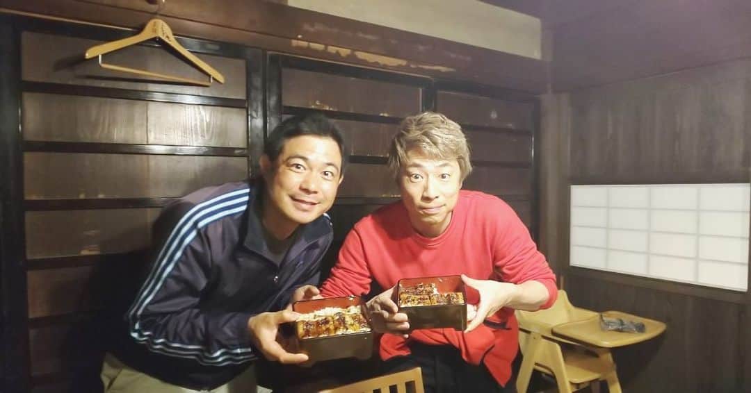 田村淳のインスタグラム：「最近うなぎ多いなぁ でも好きなのよ…うなぎ 加藤先生もうなぎ大好きだって！ うなぎ食べた日は 一日中お腹いっぱい^_^  #うなぎ #ウナギ #池の水 #上村うなぎ」